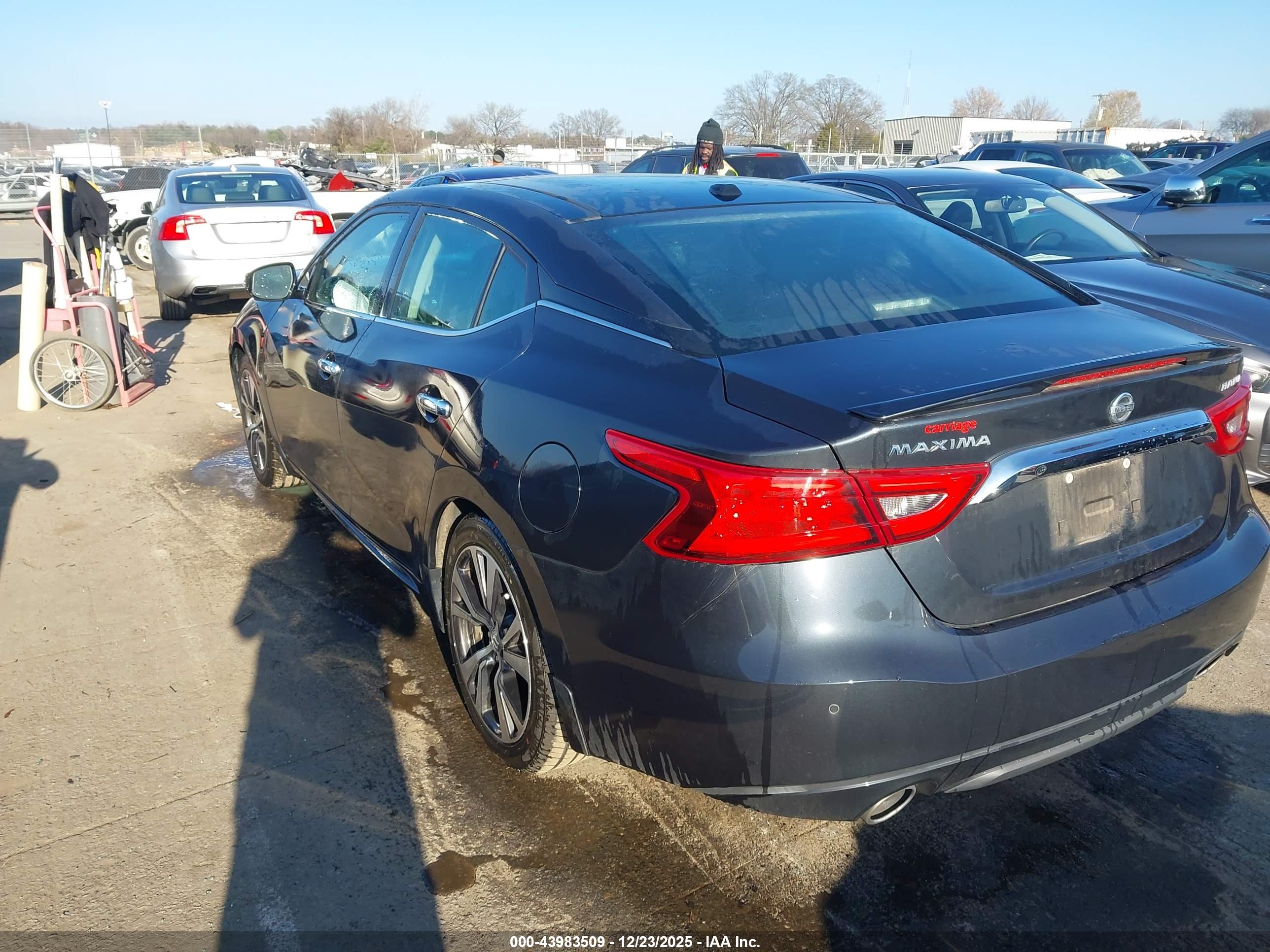 NISSAN MAXIMA image 3