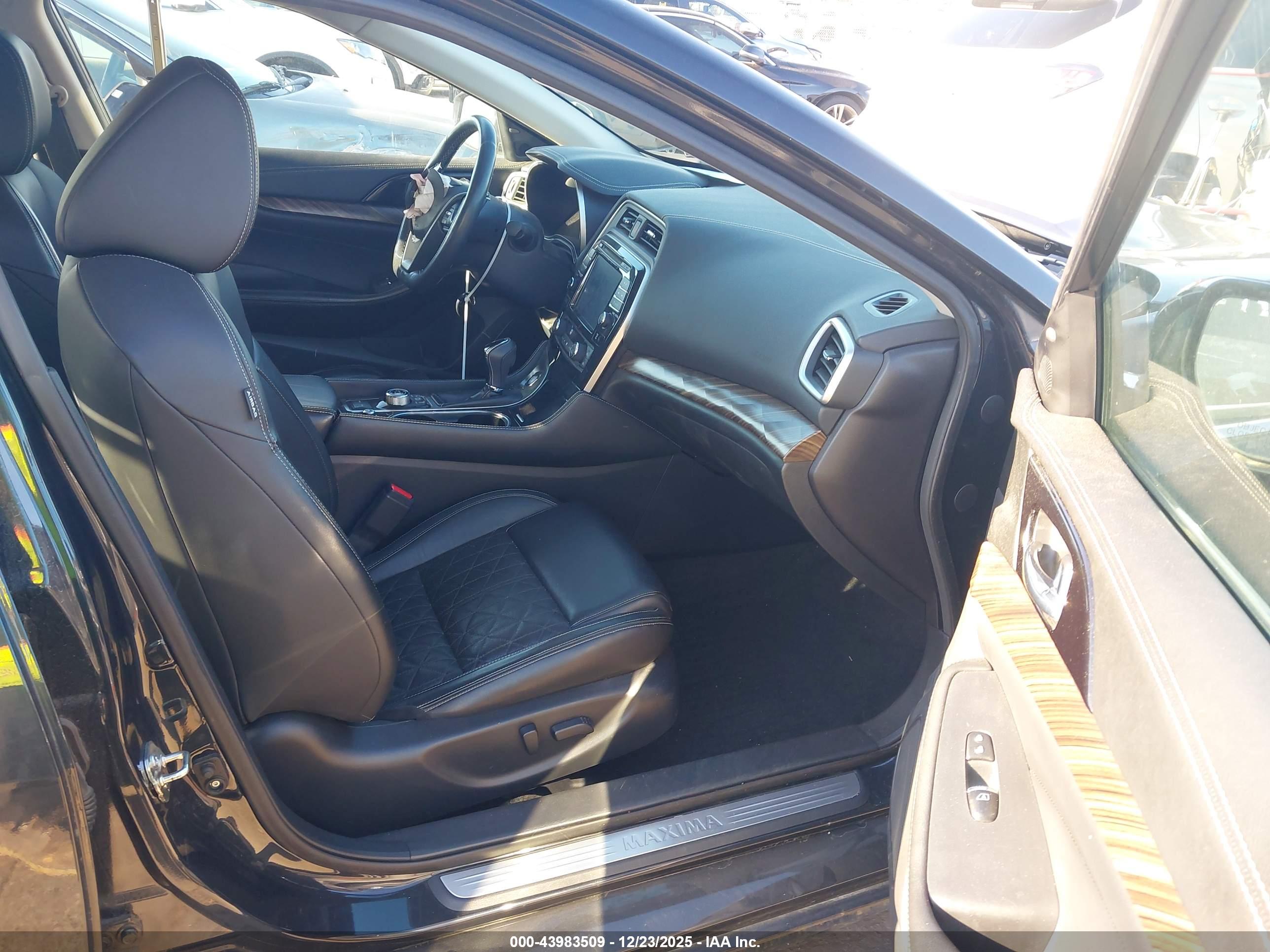 NISSAN MAXIMA image 5