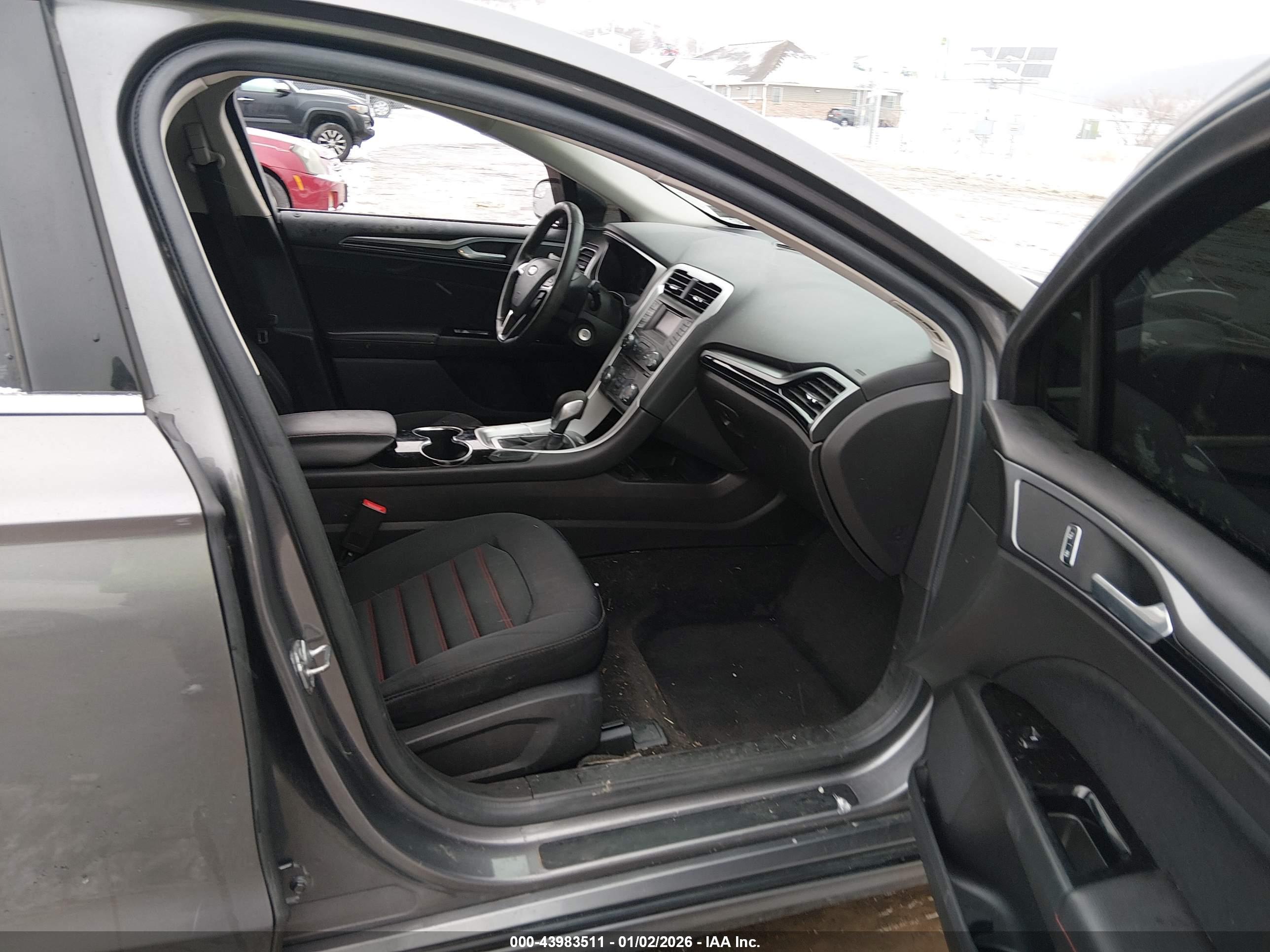 FORD FUSION image 5