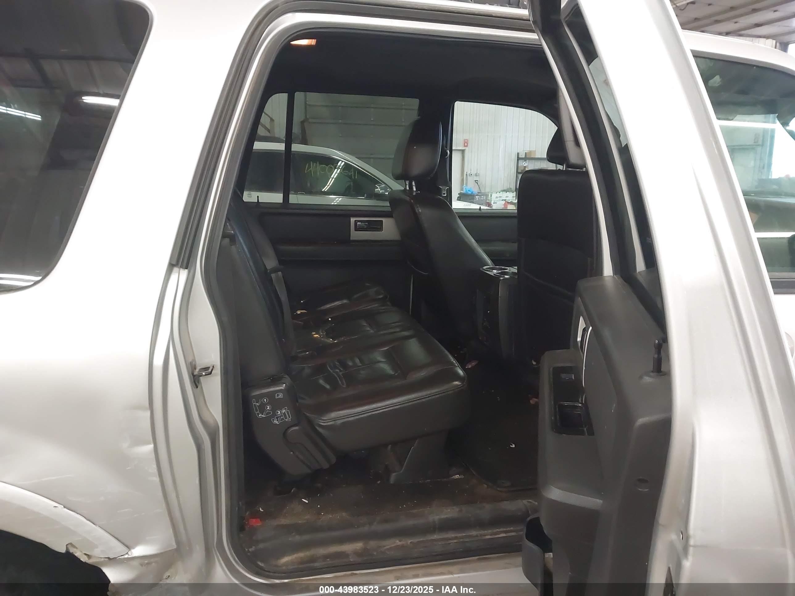 FORD EXPEDITION image 8