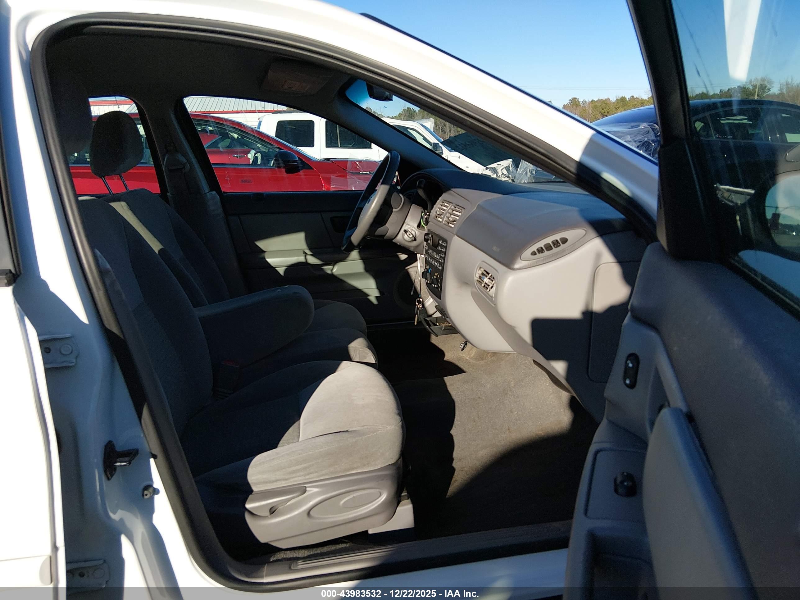 FORD TAURUS image 5
