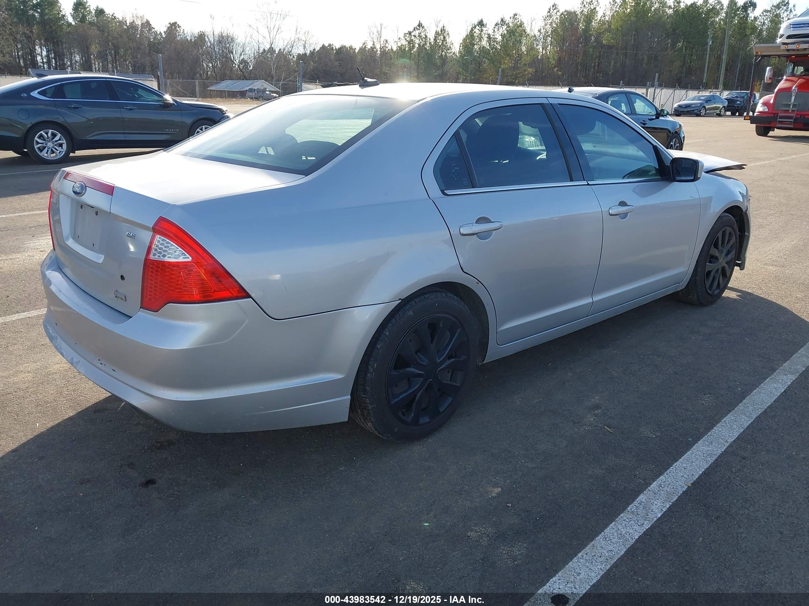 FORD FUSION image 4
