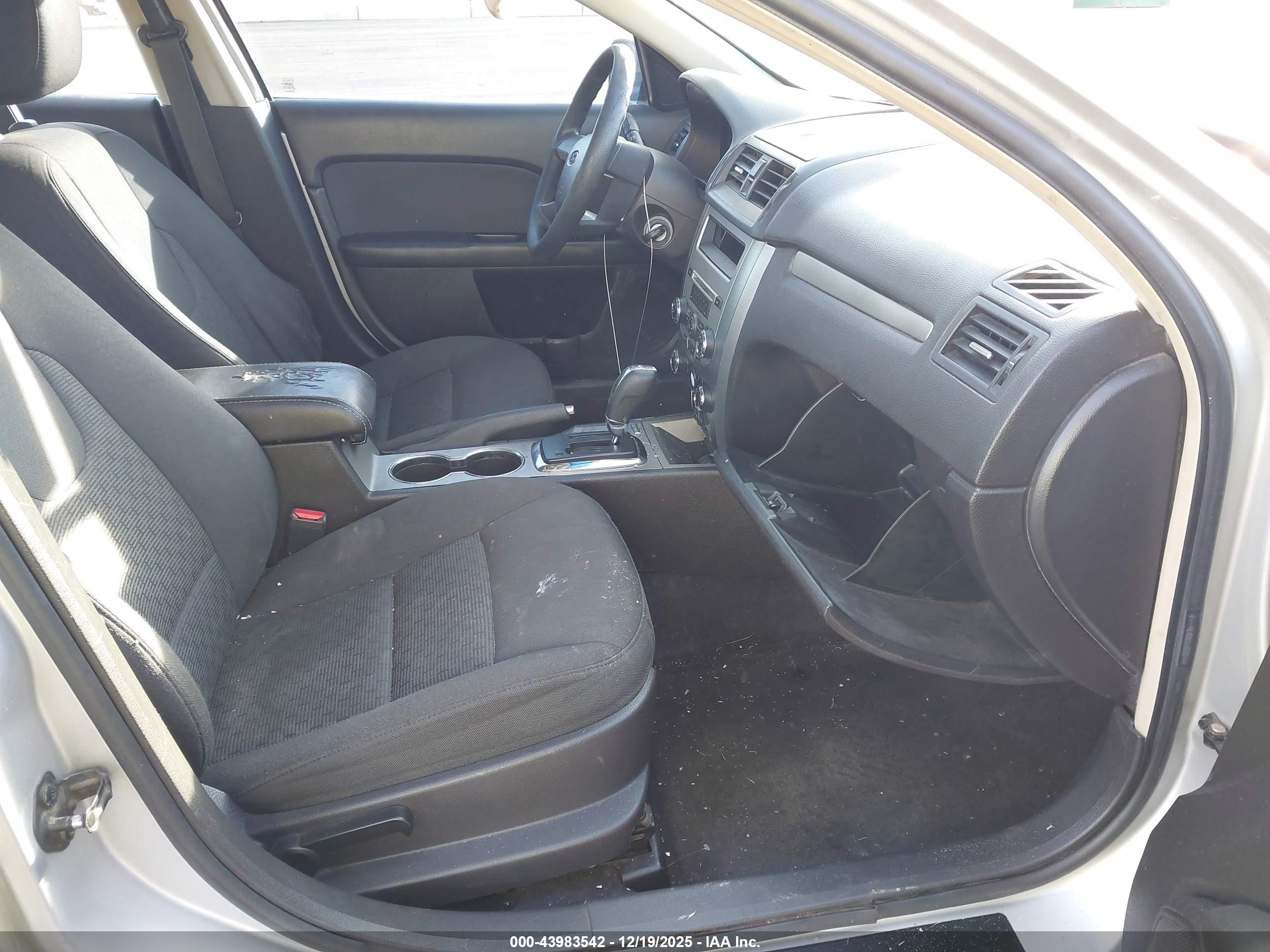 FORD FUSION image 5