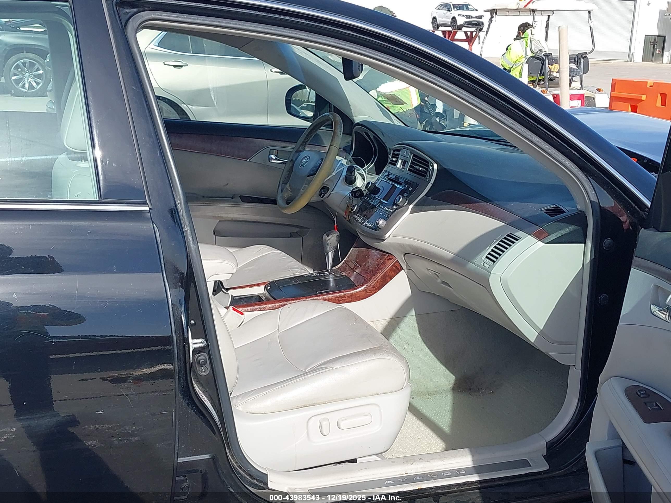 TOYOTA AVALON image 5