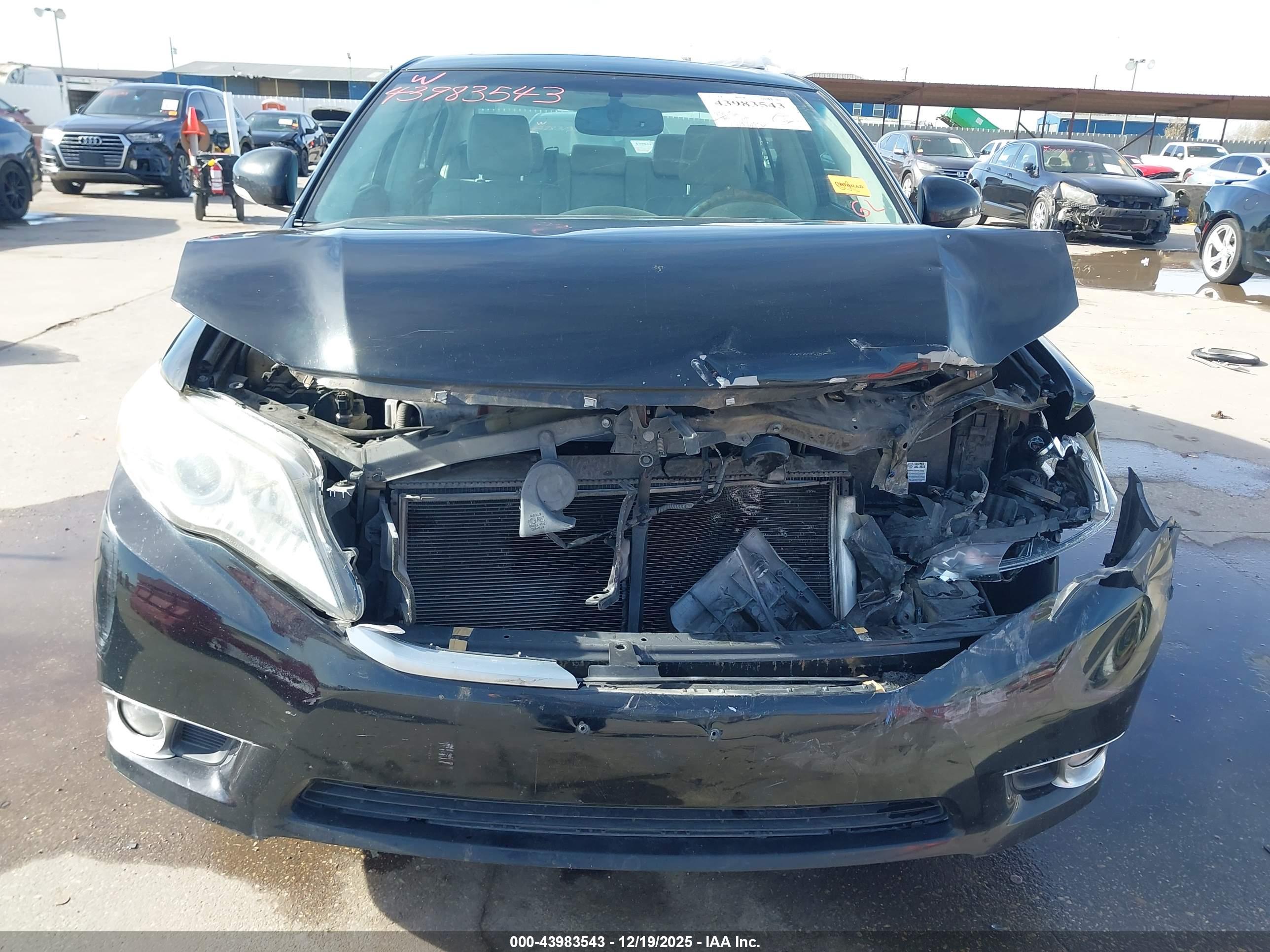 TOYOTA AVALON image 6