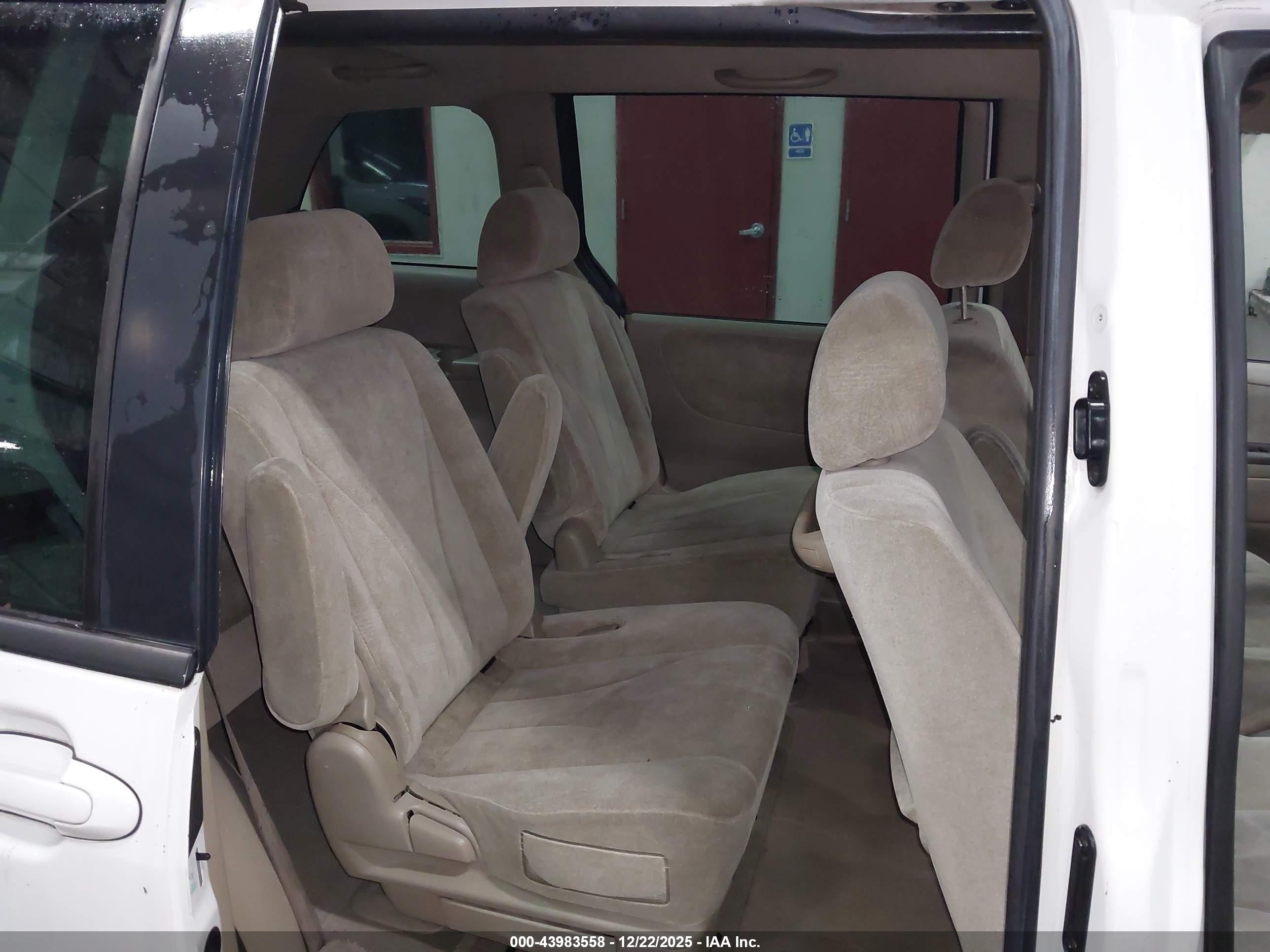 MAZDA MPV image 8