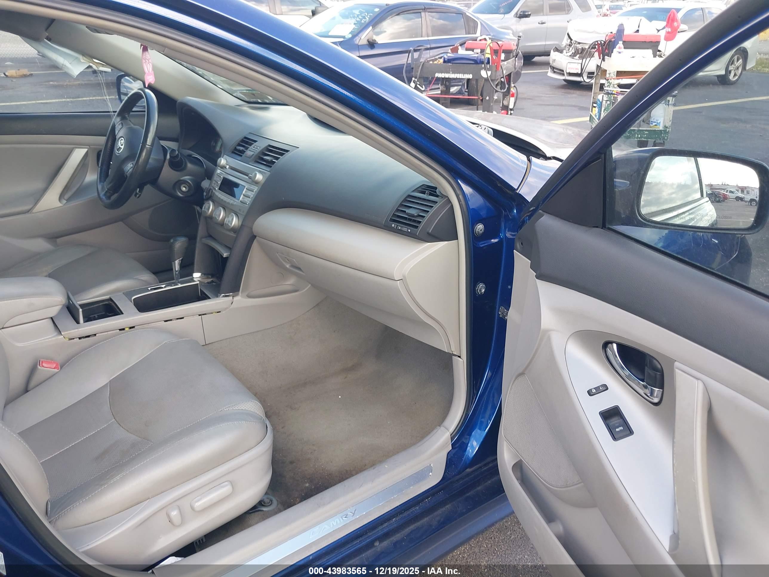 TOYOTA CAMRY image 5