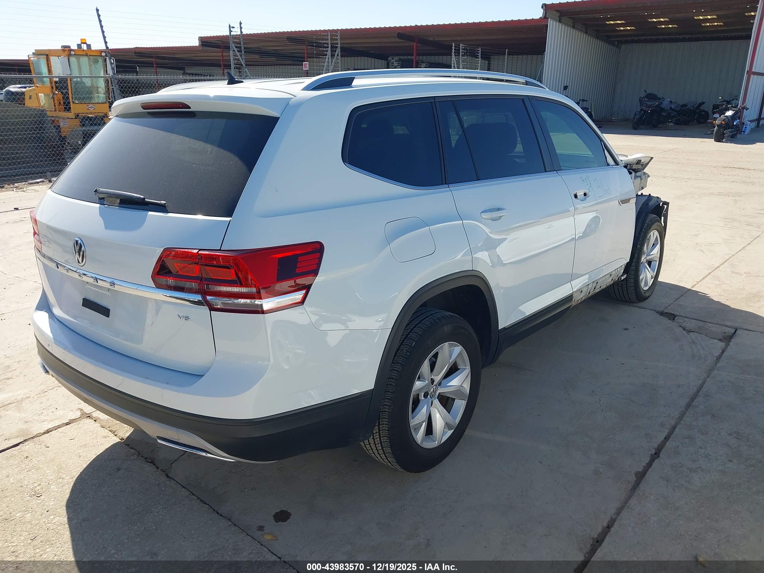 VOLKSWAGEN ATLAS image 4