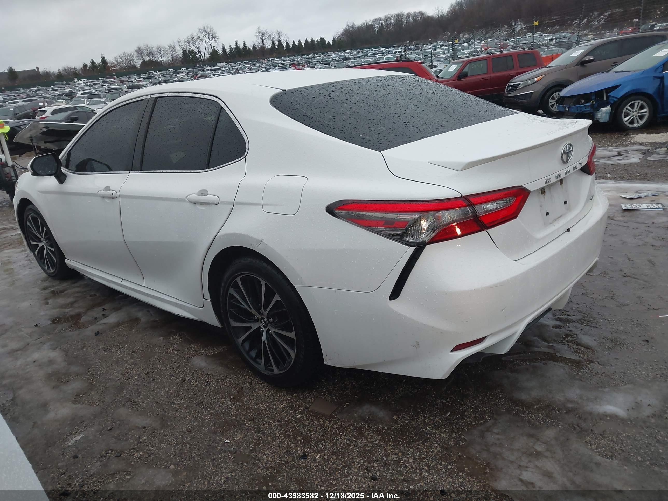 TOYOTA CAMRY image 3