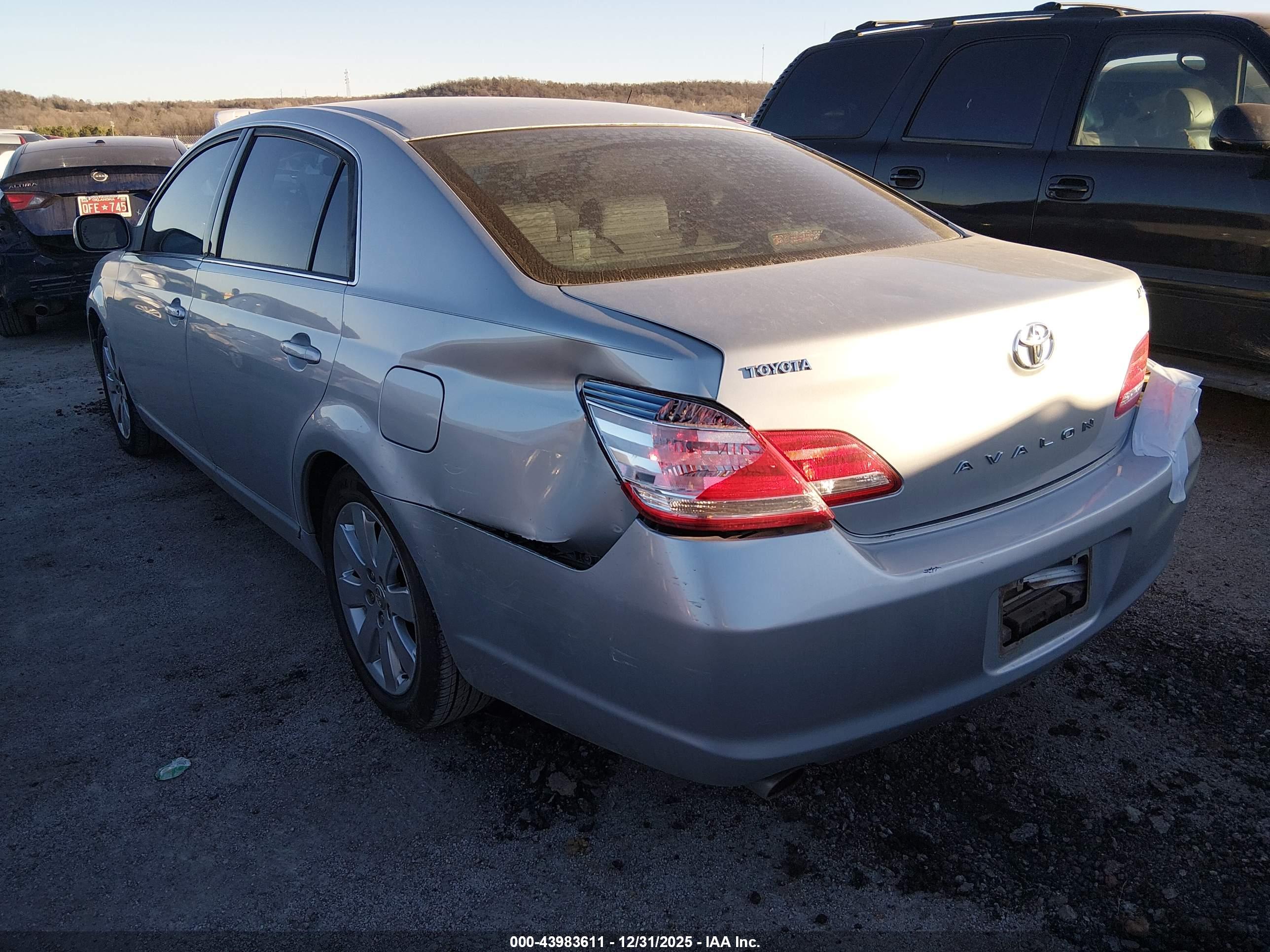 TOYOTA AVALON image 3