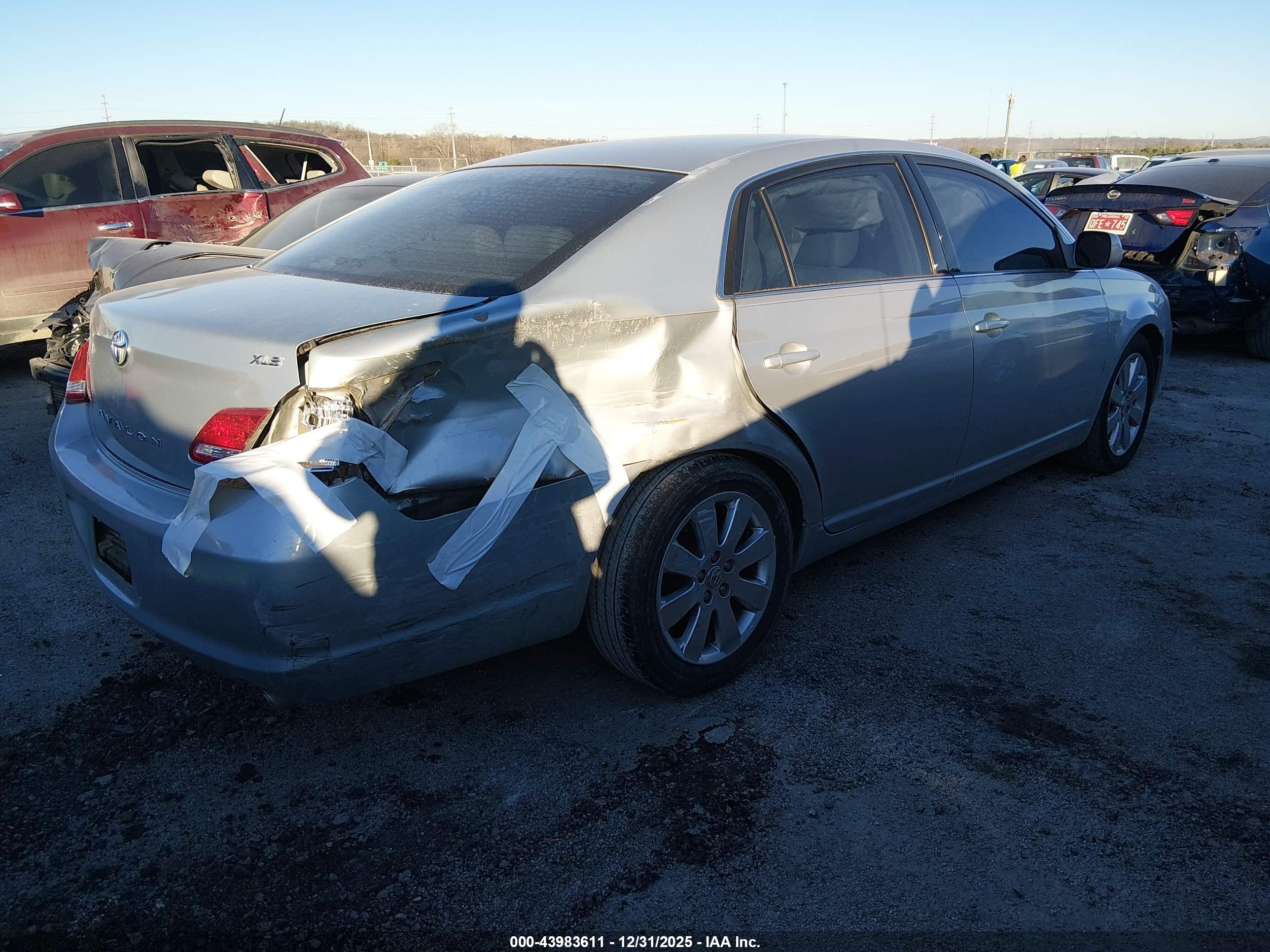 TOYOTA AVALON image 4