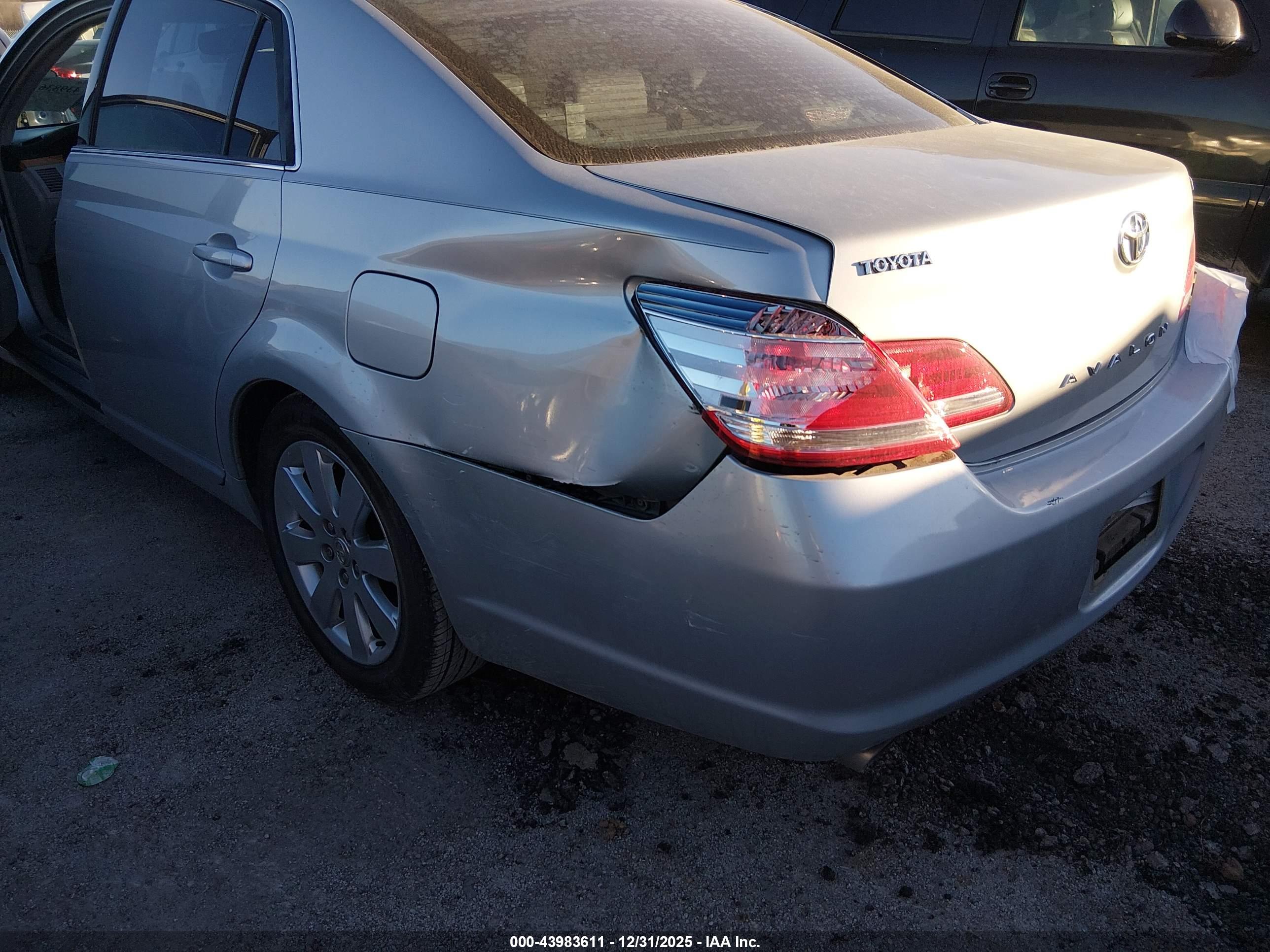 TOYOTA AVALON image 6