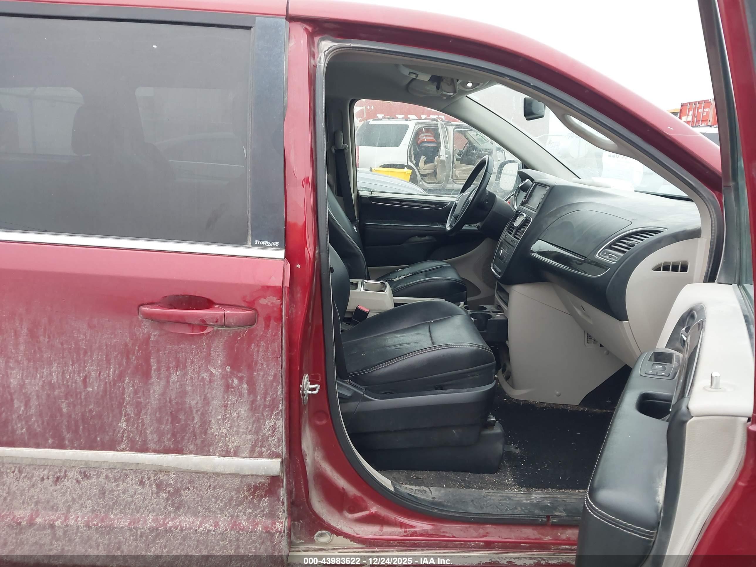CHRYSLER TOWN image 5