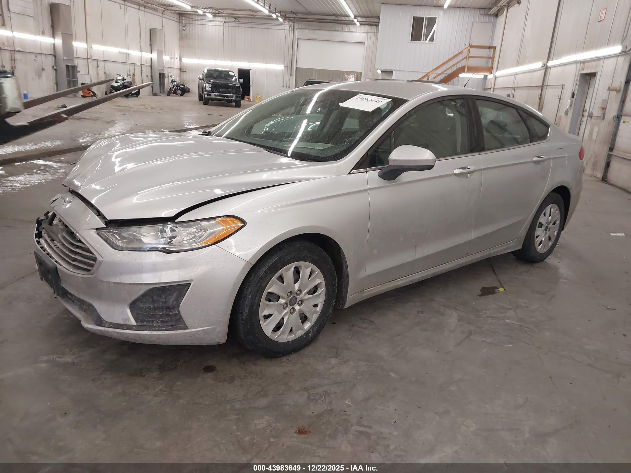 FORD FUSION image 2