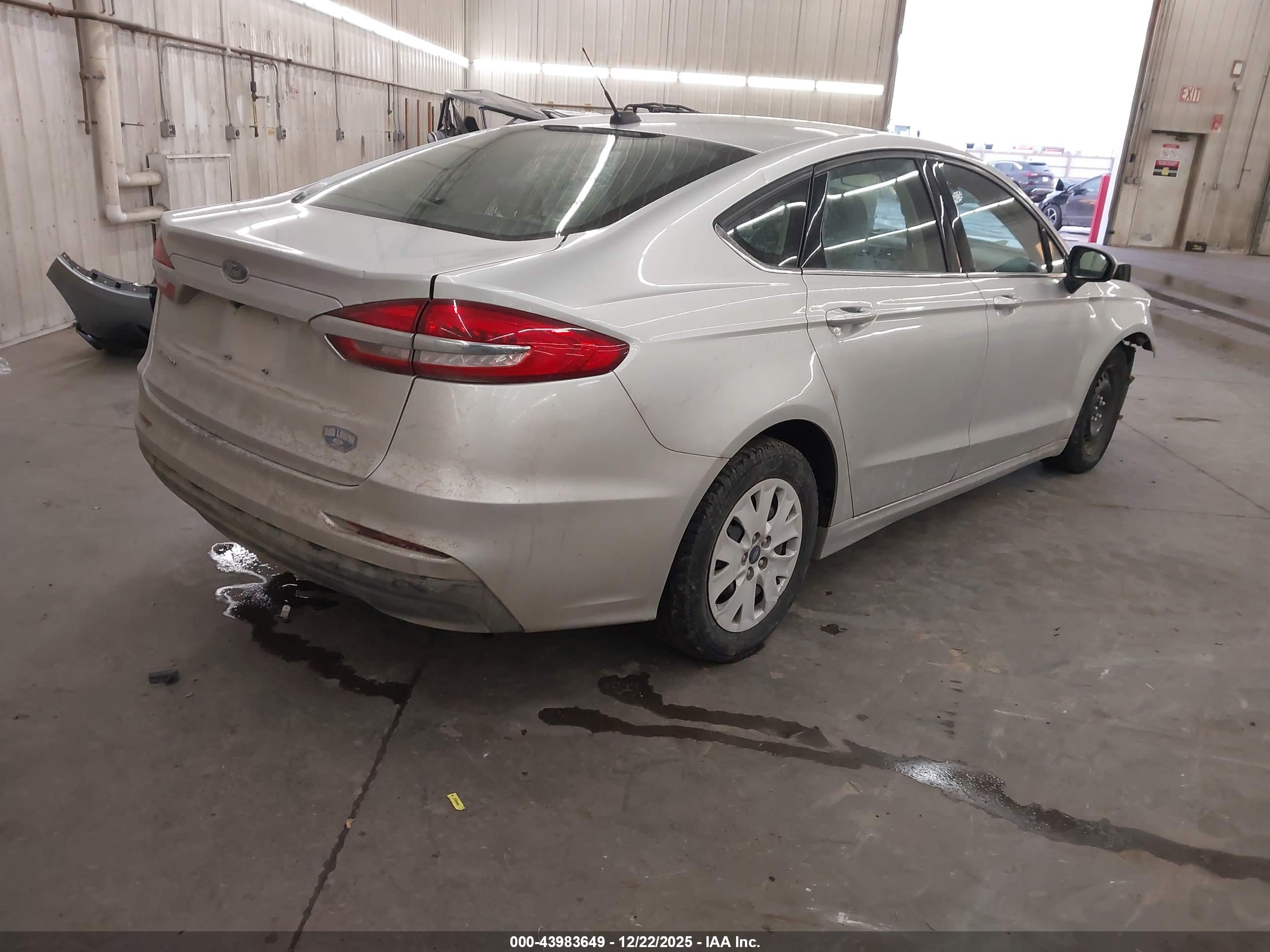 FORD FUSION image 4