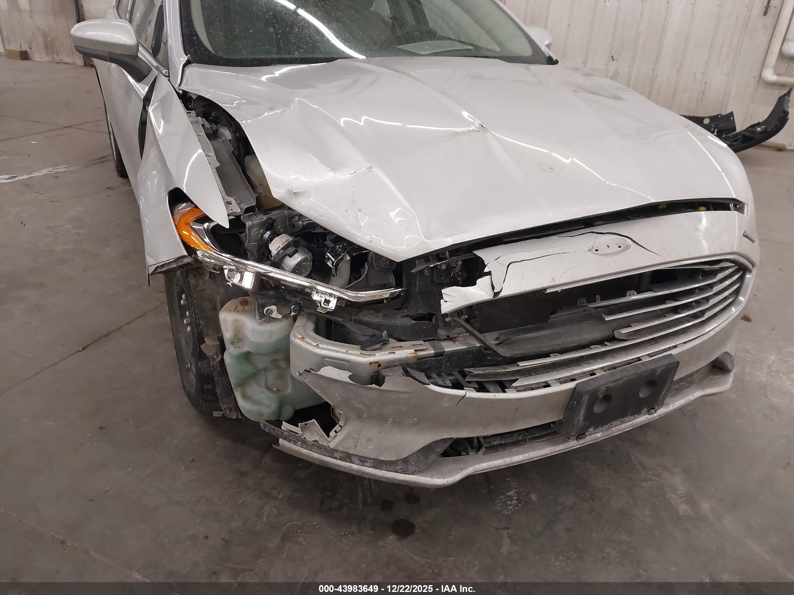 FORD FUSION image 6