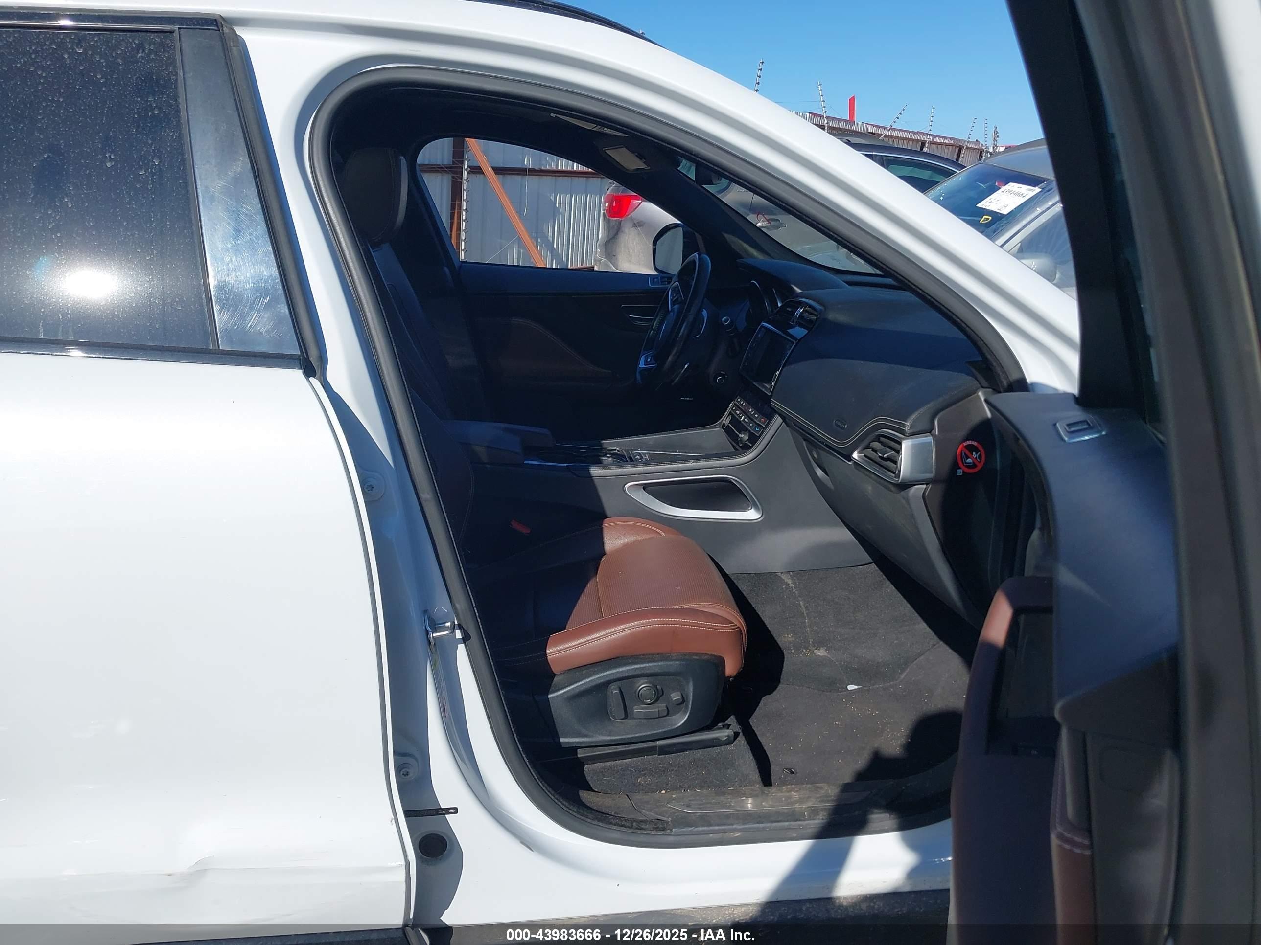 JAGUAR F-PACE image 5