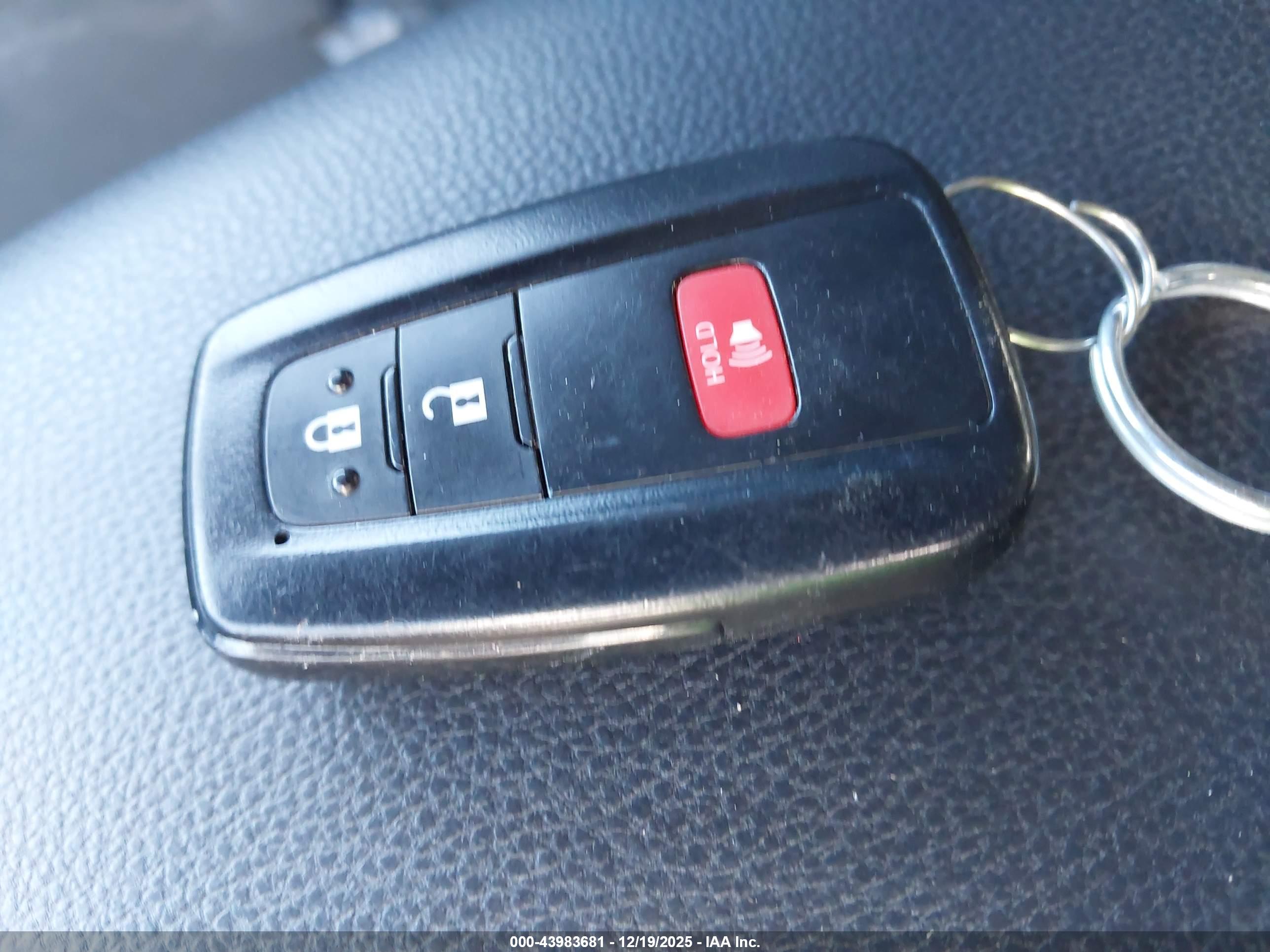 TOYOTA RAV4 image 11