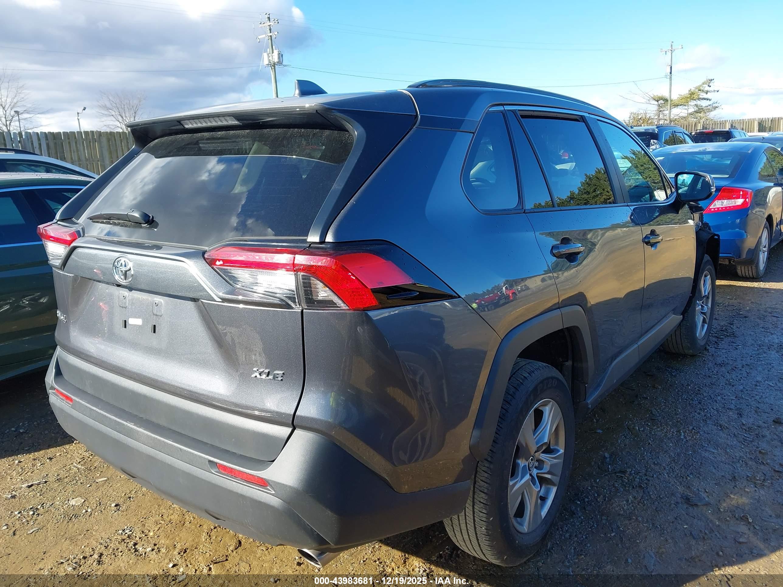TOYOTA RAV4 image 4