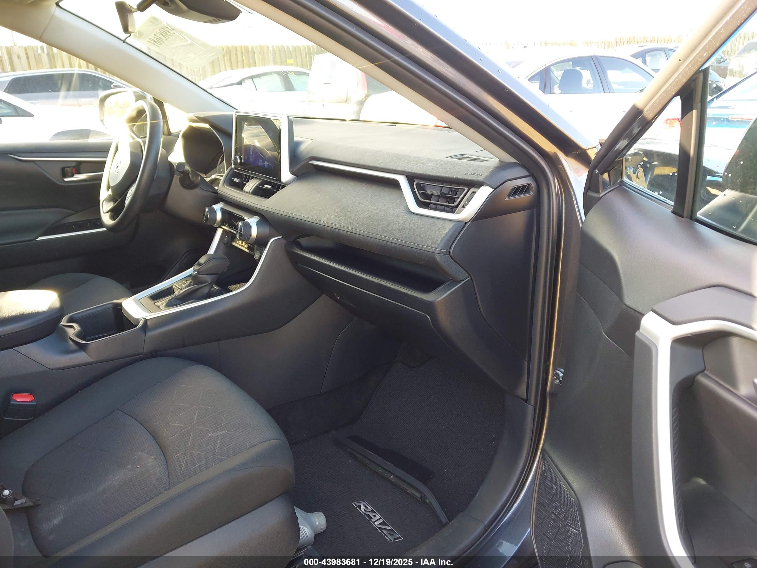 TOYOTA RAV4 image 5