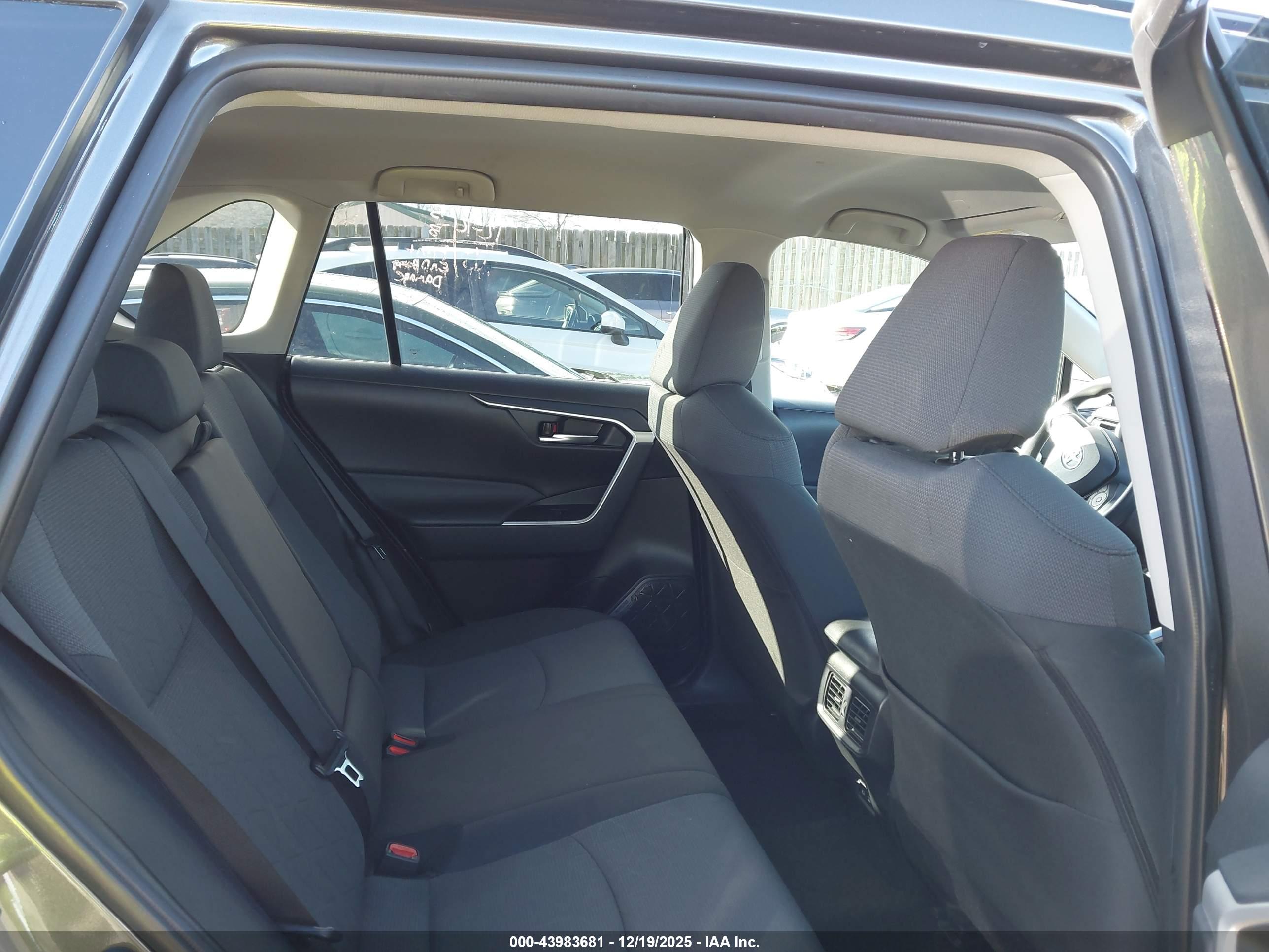 TOYOTA RAV4 image 8