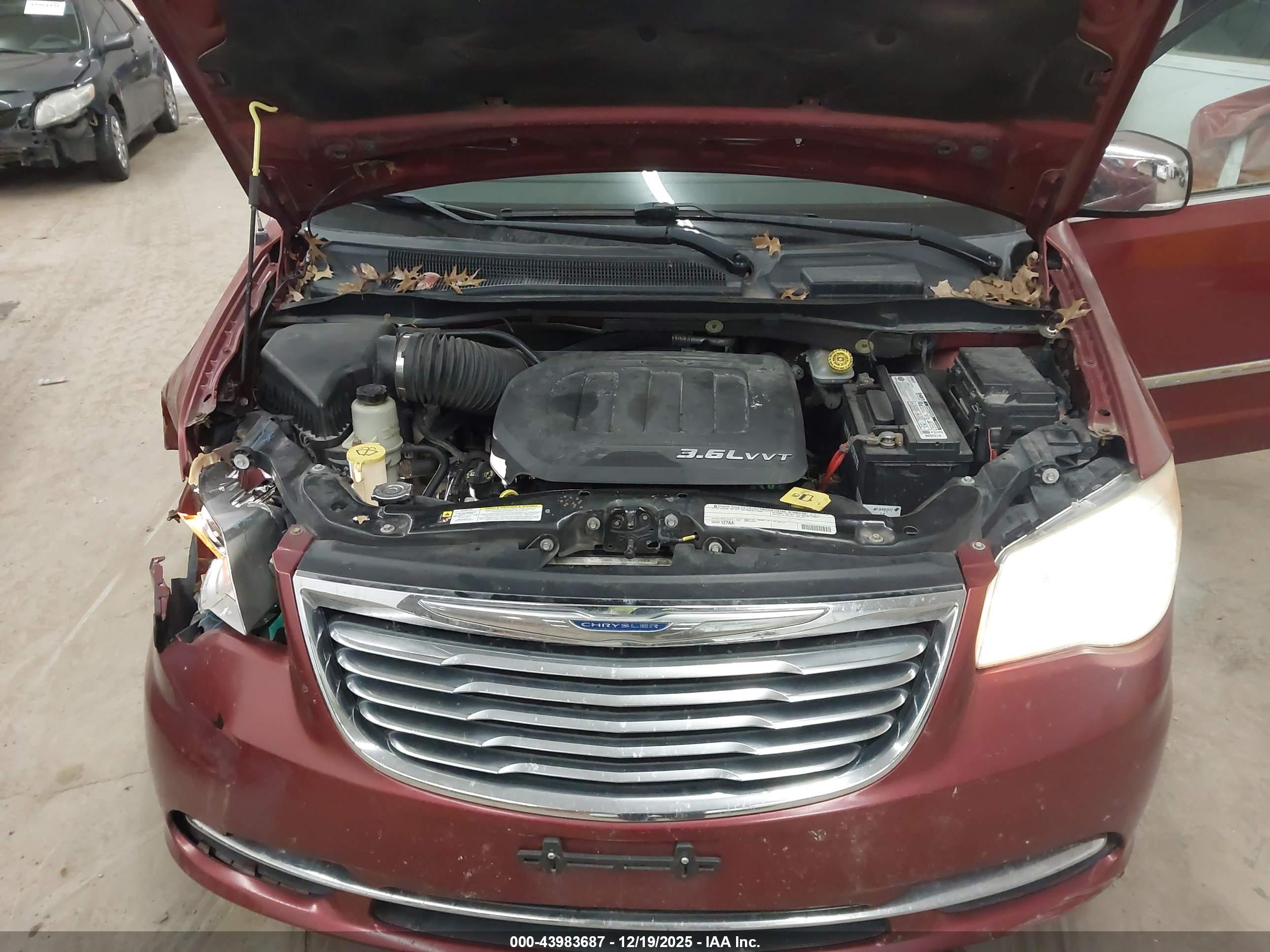 CHRYSLER TOWN image 10
