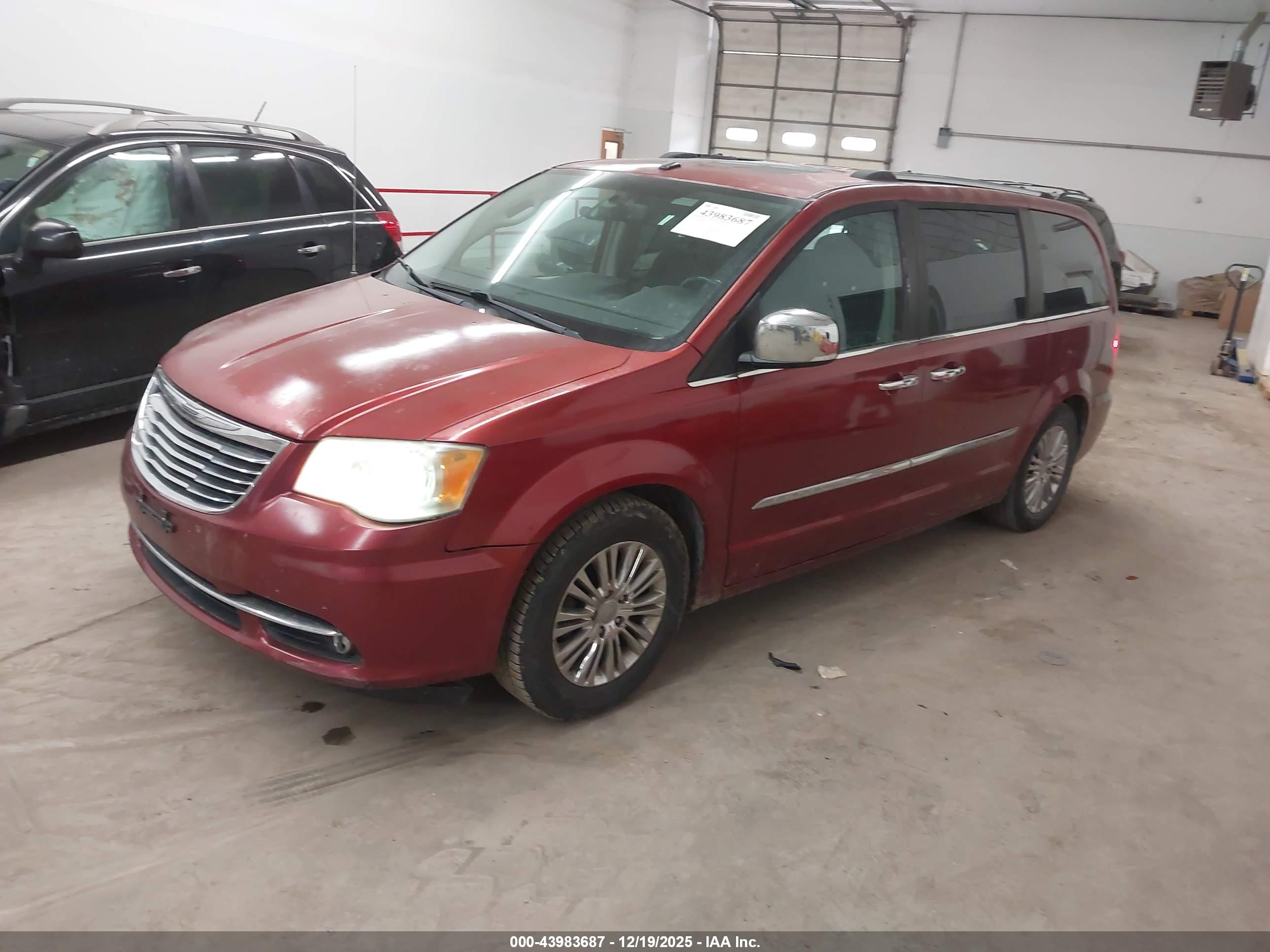 CHRYSLER TOWN image 2