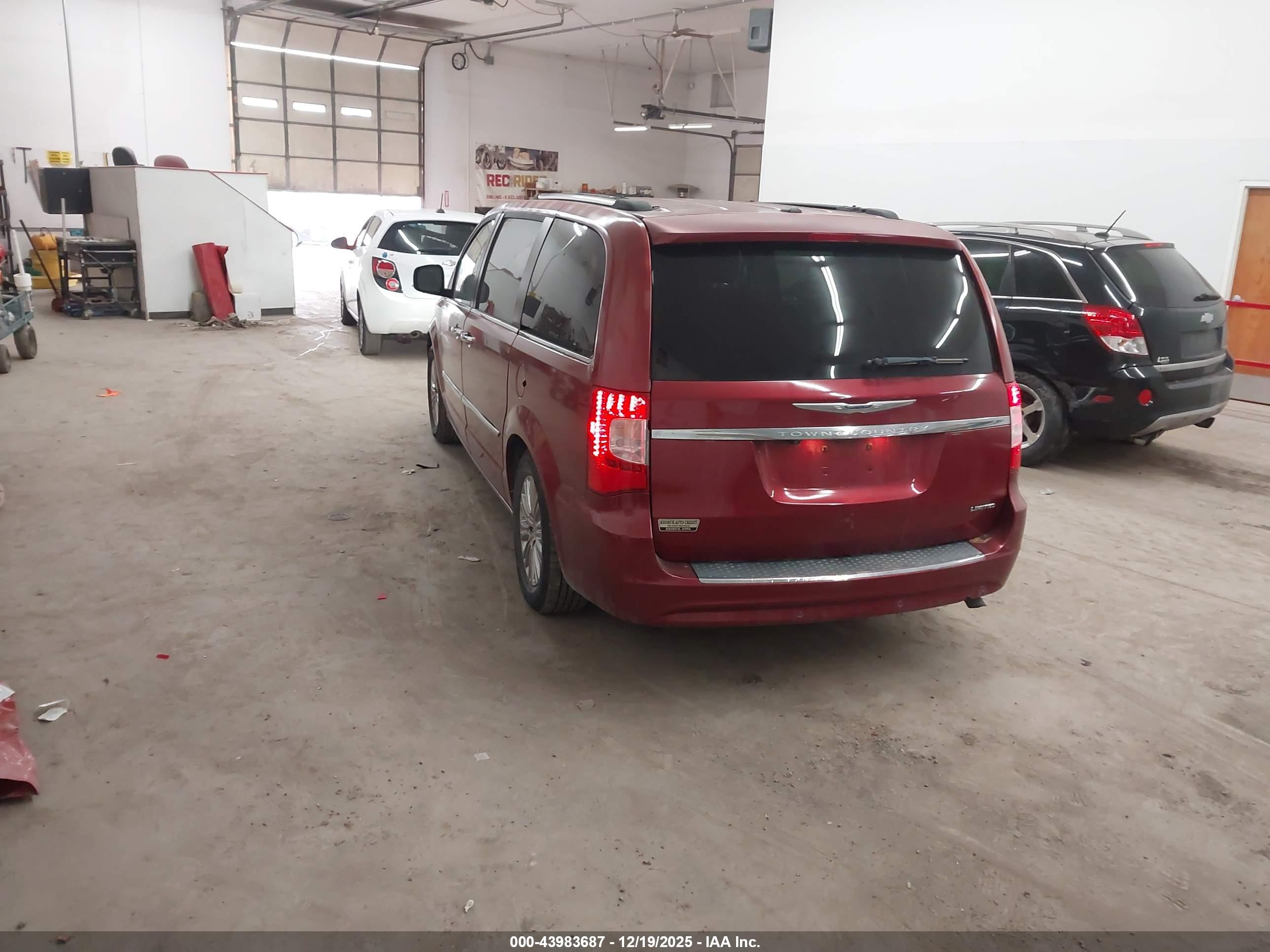 CHRYSLER TOWN image 3