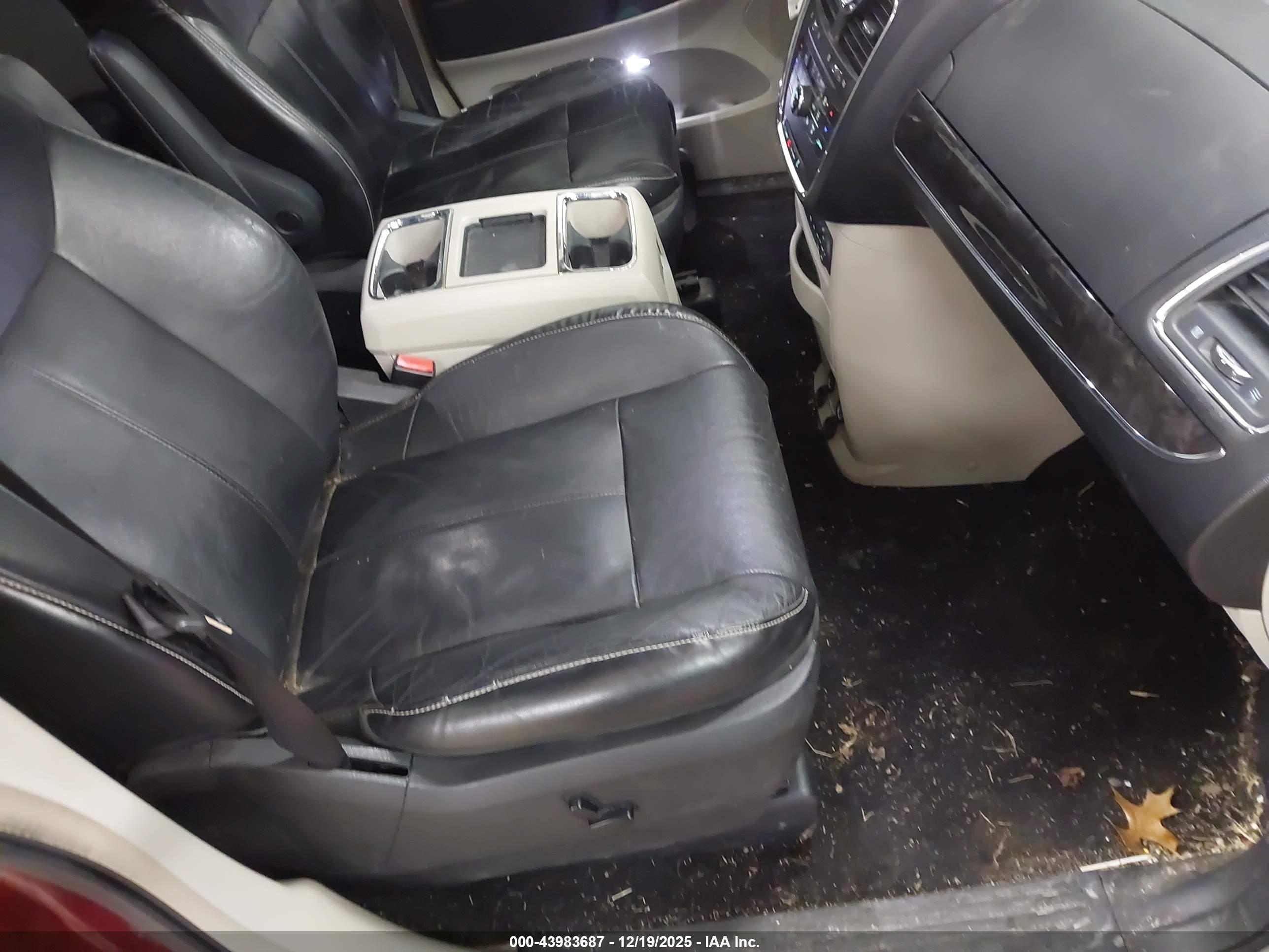 CHRYSLER TOWN image 5