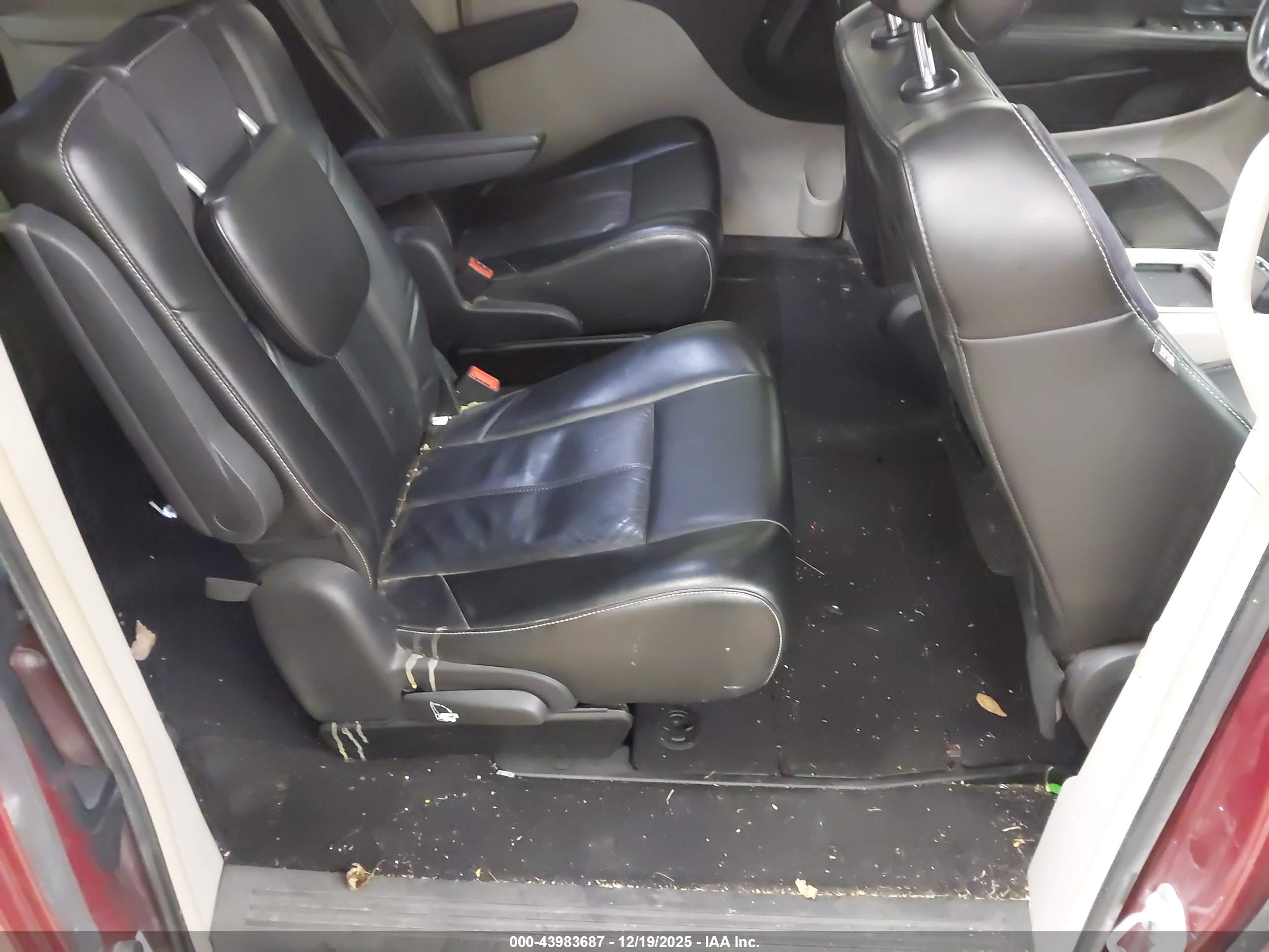 CHRYSLER TOWN image 8
