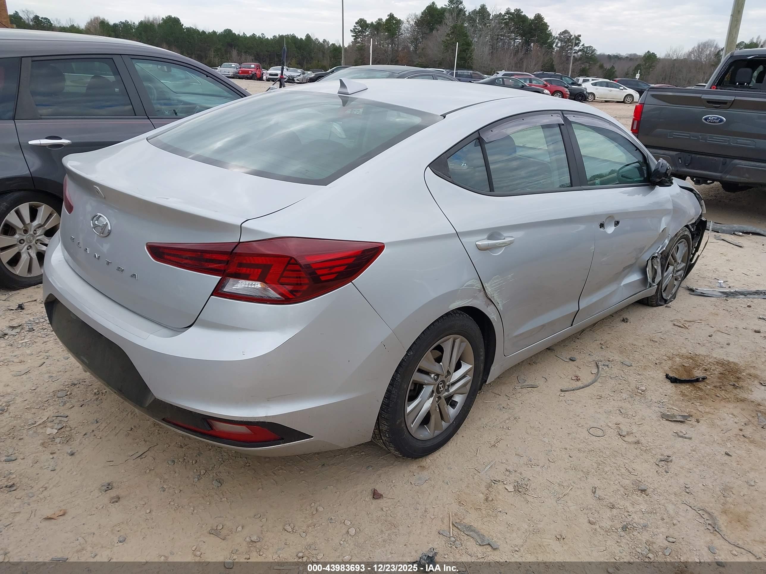 HYUNDAI ELANTRA image 4
