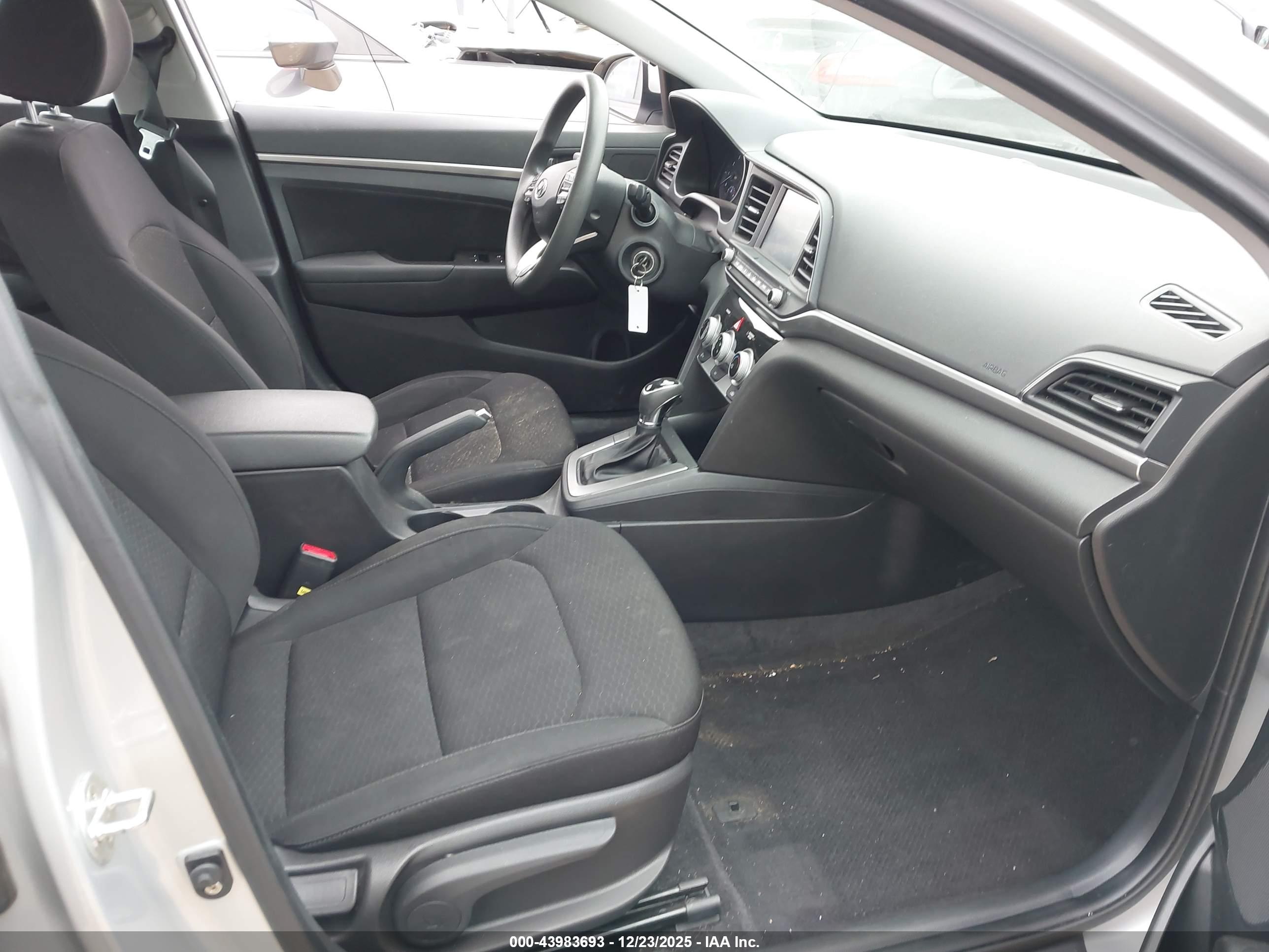 HYUNDAI ELANTRA image 5