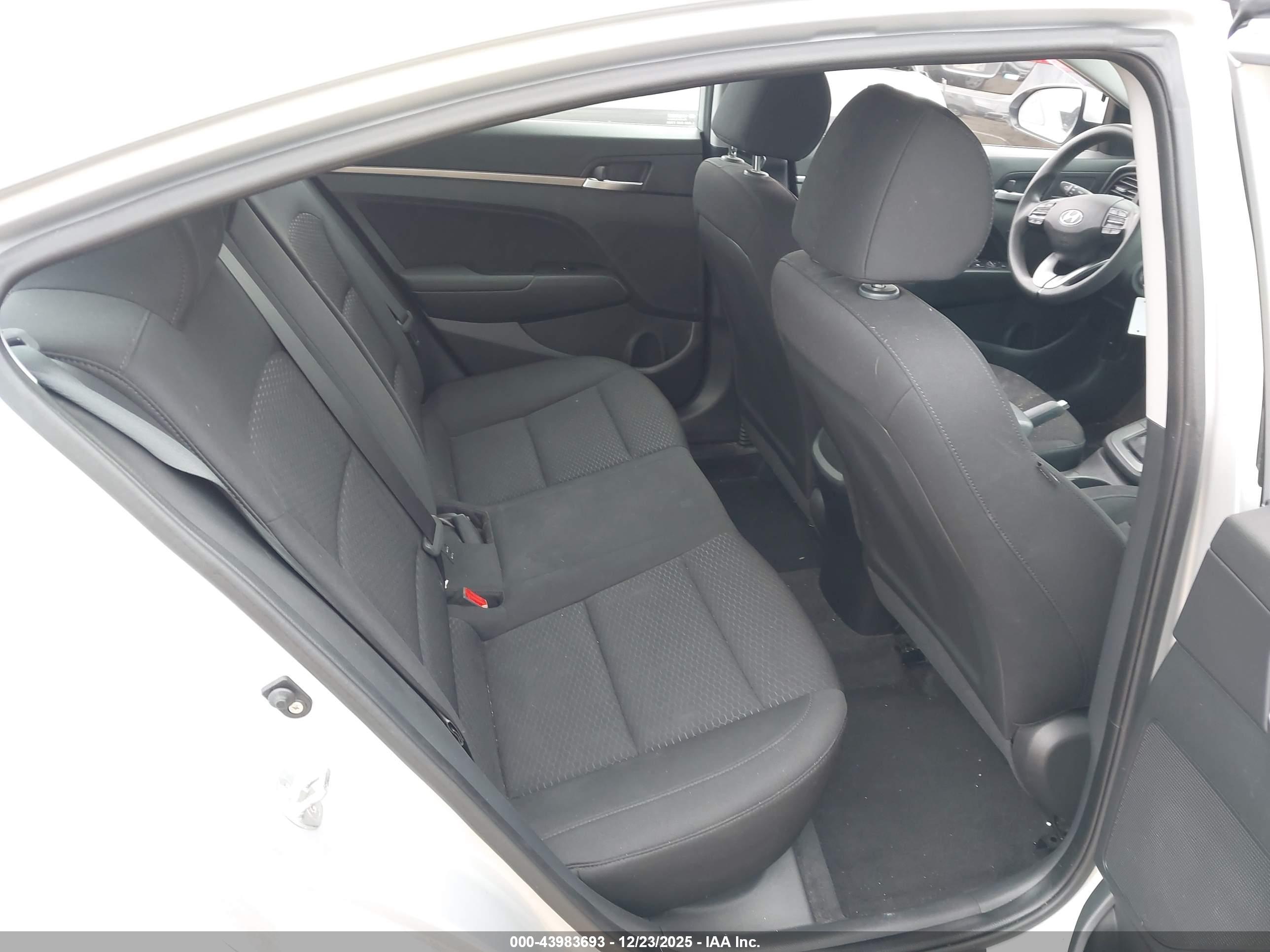 HYUNDAI ELANTRA image 8