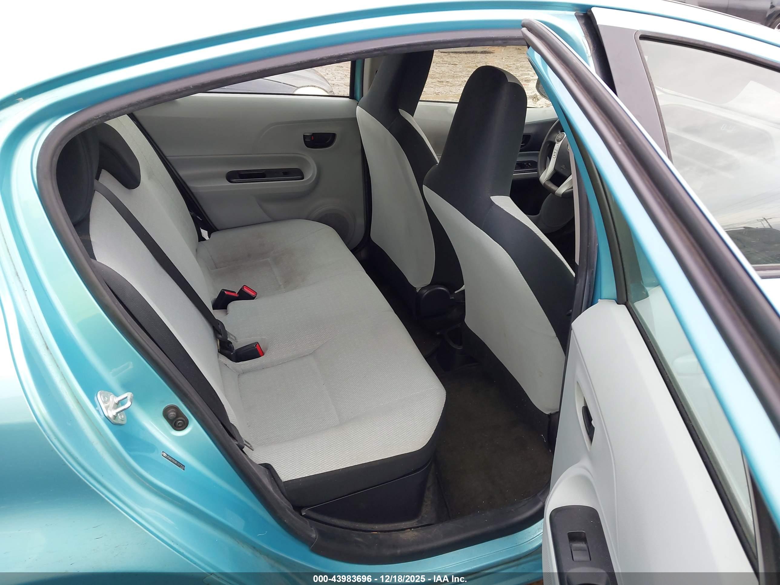 TOYOTA PRIUS image 8