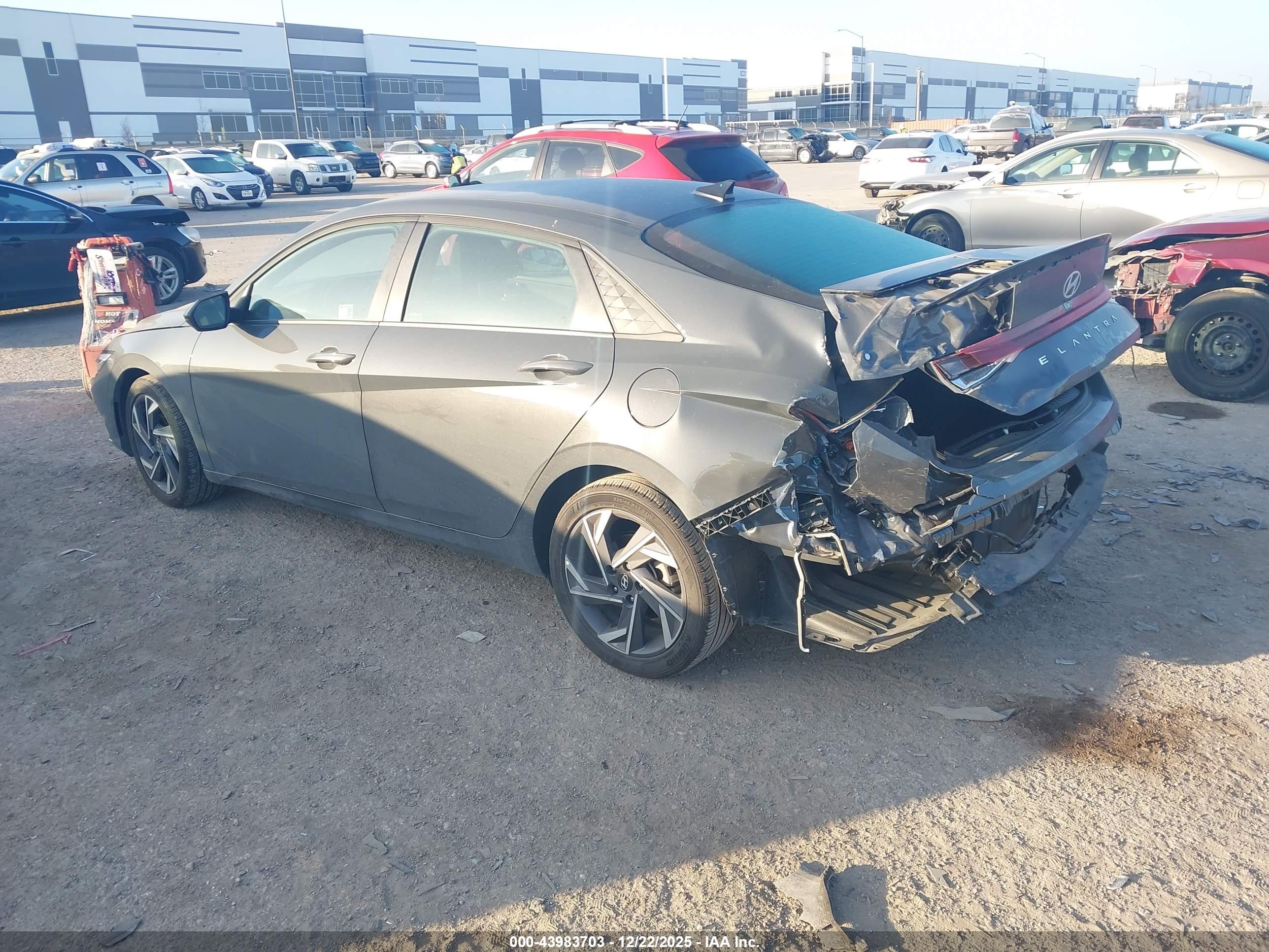 HYUNDAI ELANTRA image 3