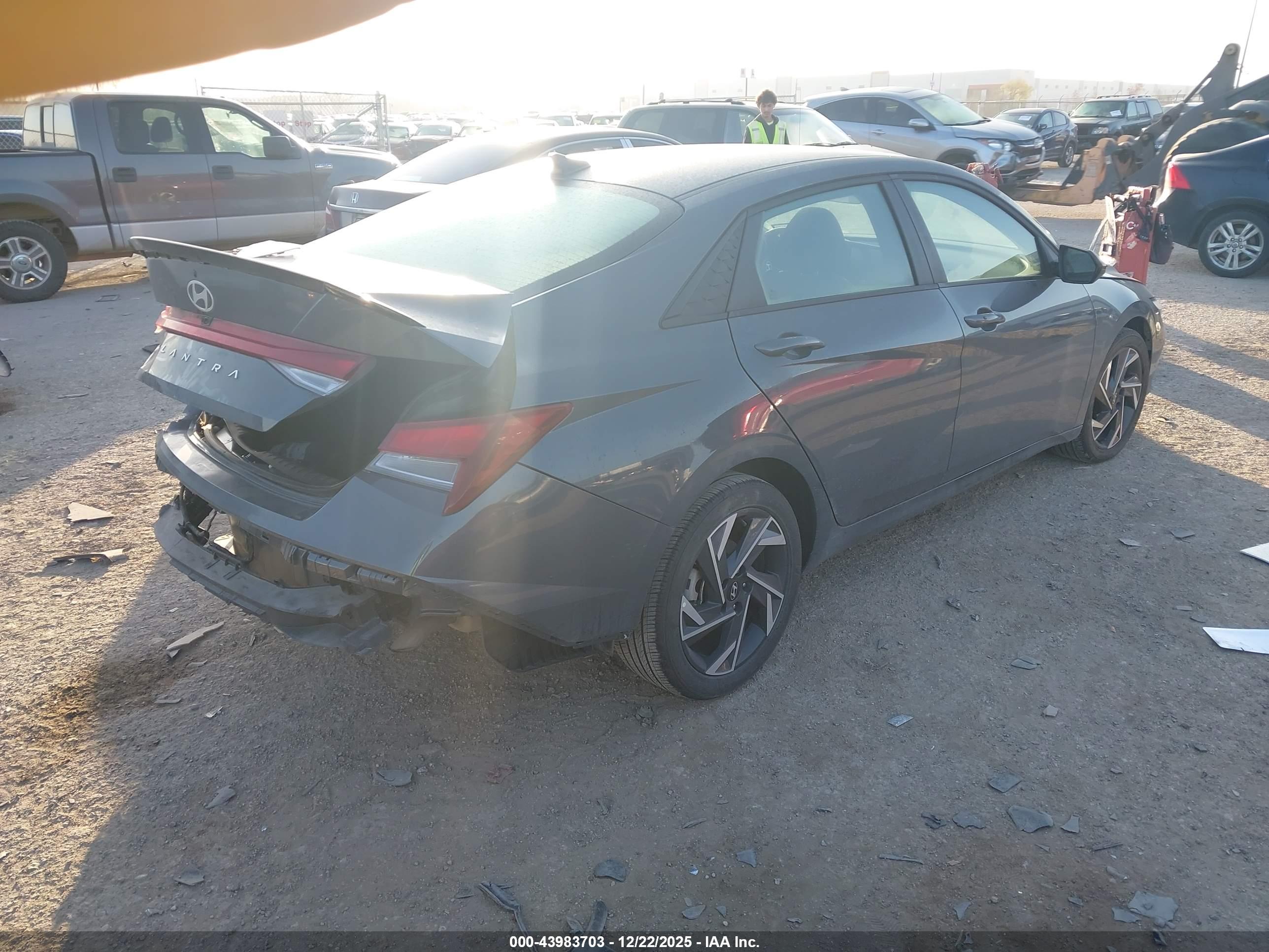 HYUNDAI ELANTRA image 4
