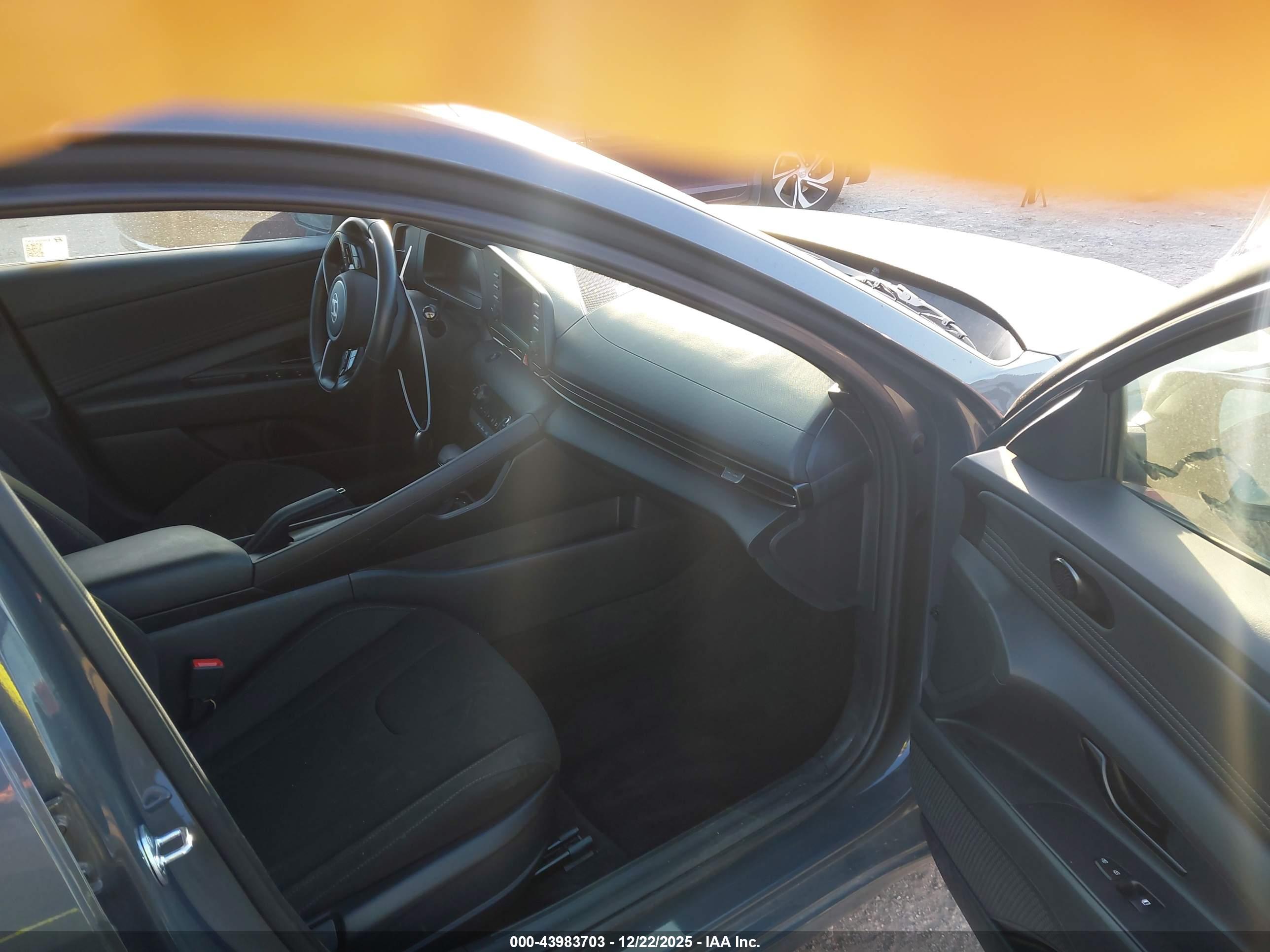 HYUNDAI ELANTRA image 5