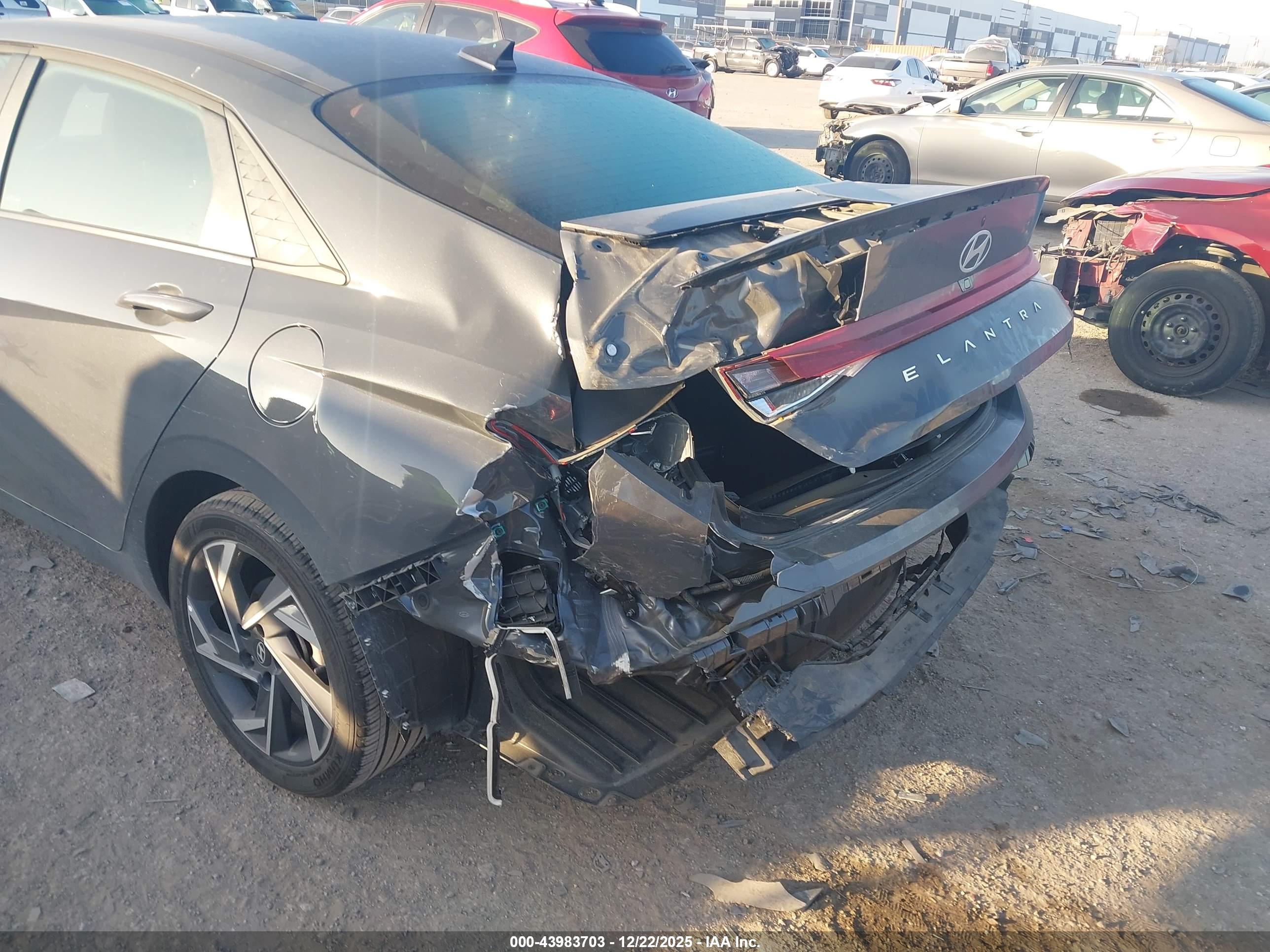 HYUNDAI ELANTRA image 6
