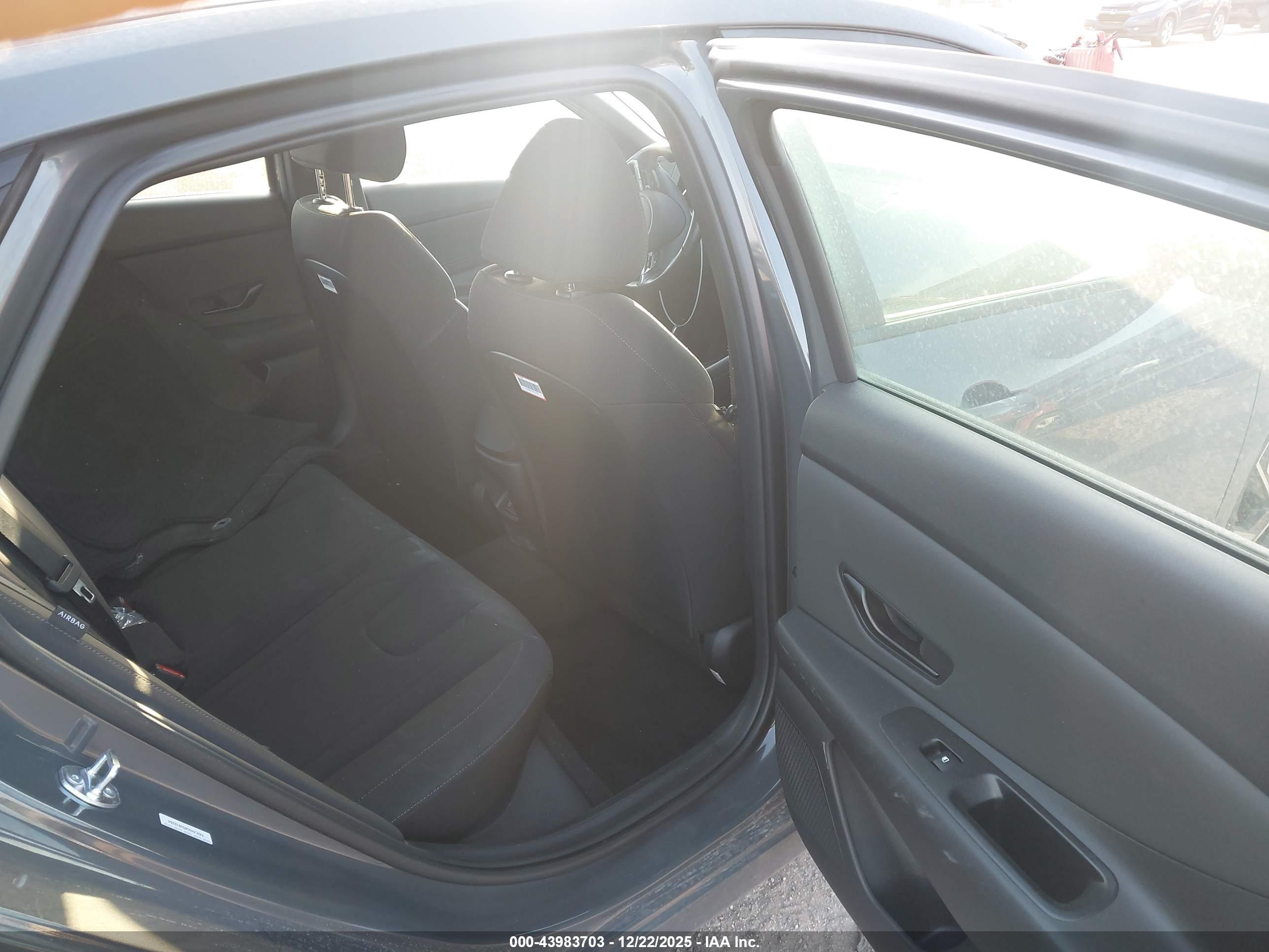 HYUNDAI ELANTRA image 8