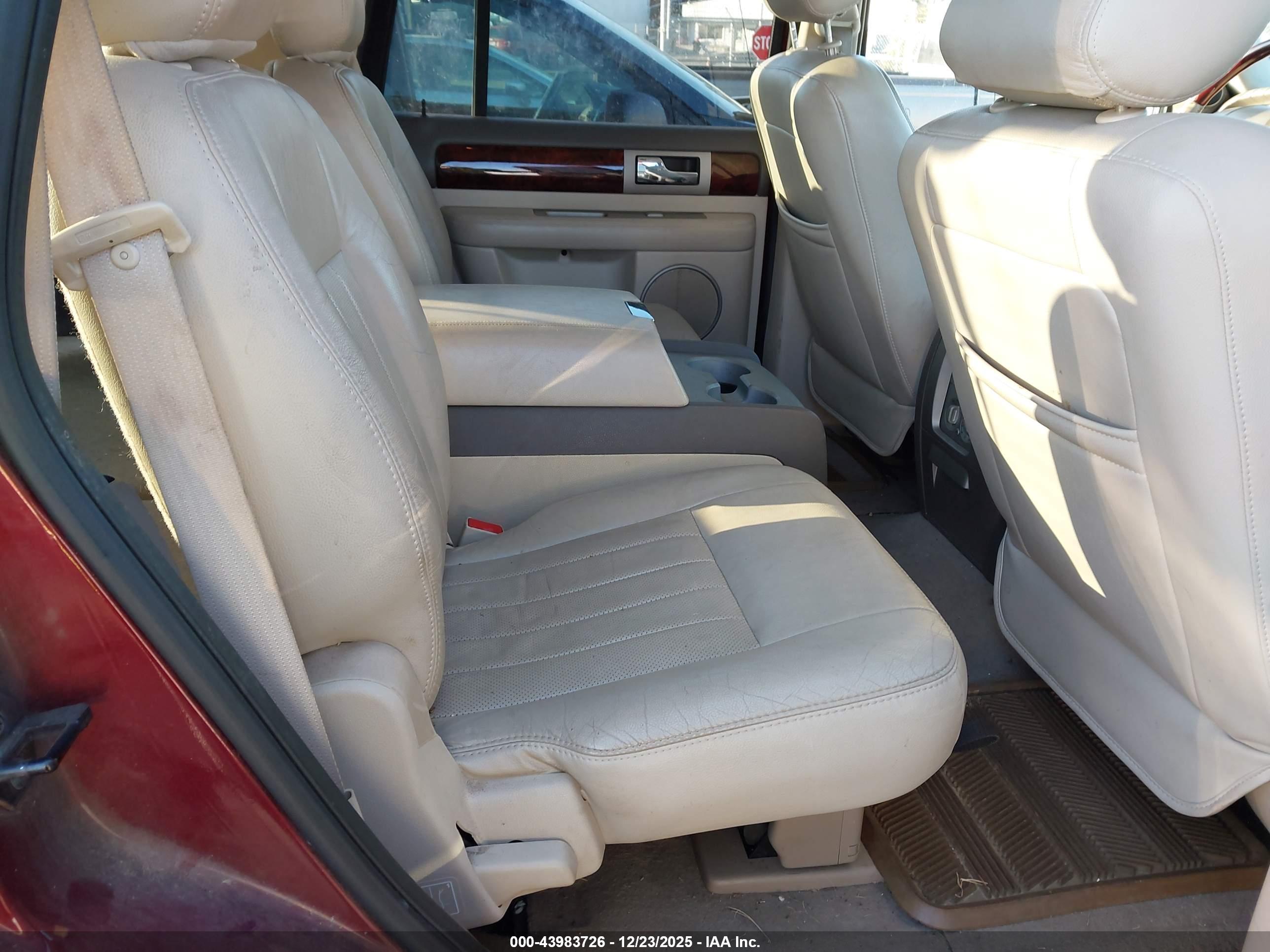 LINCOLN NAVIGATOR image 8