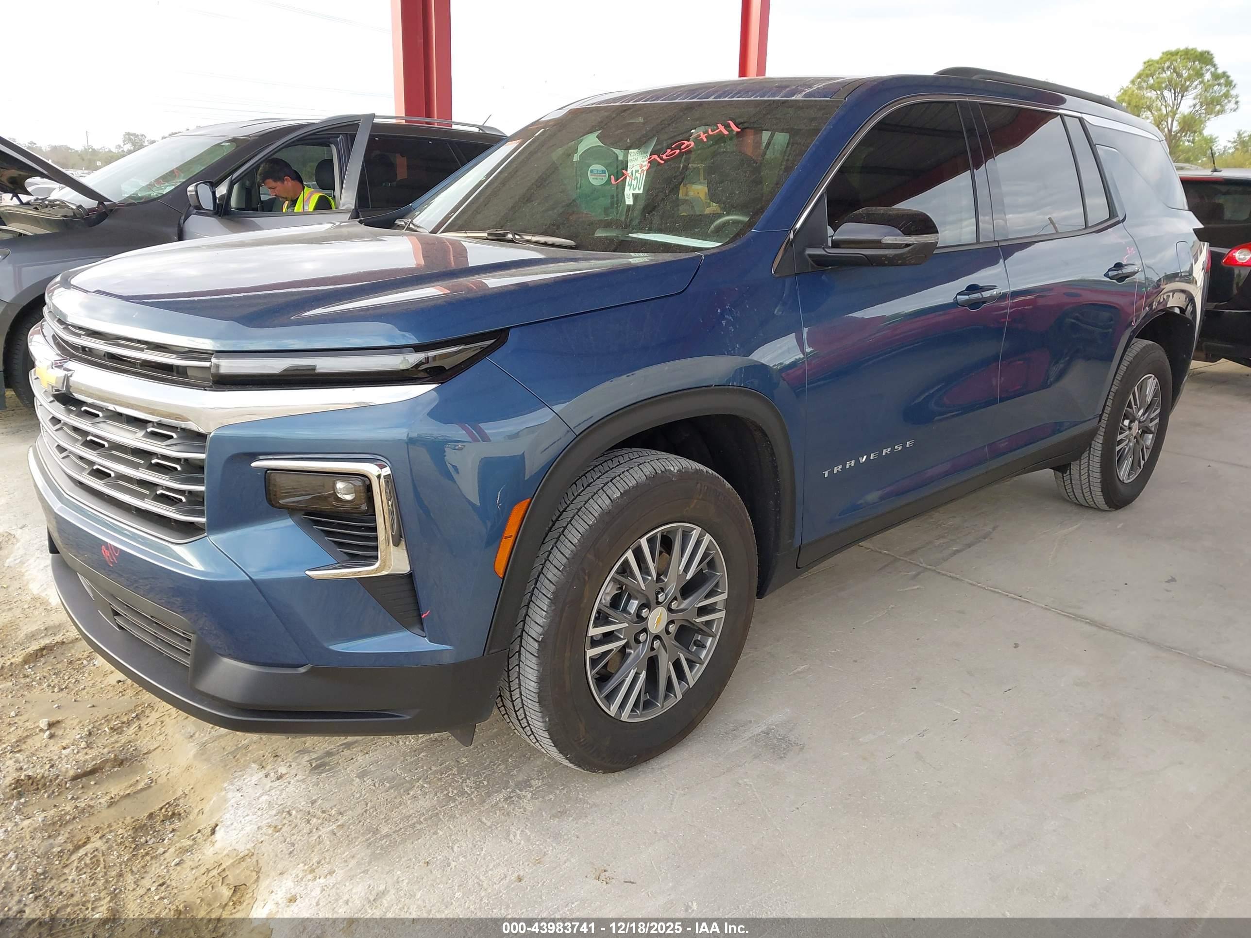CHEVROLET TRAVERSE image 2