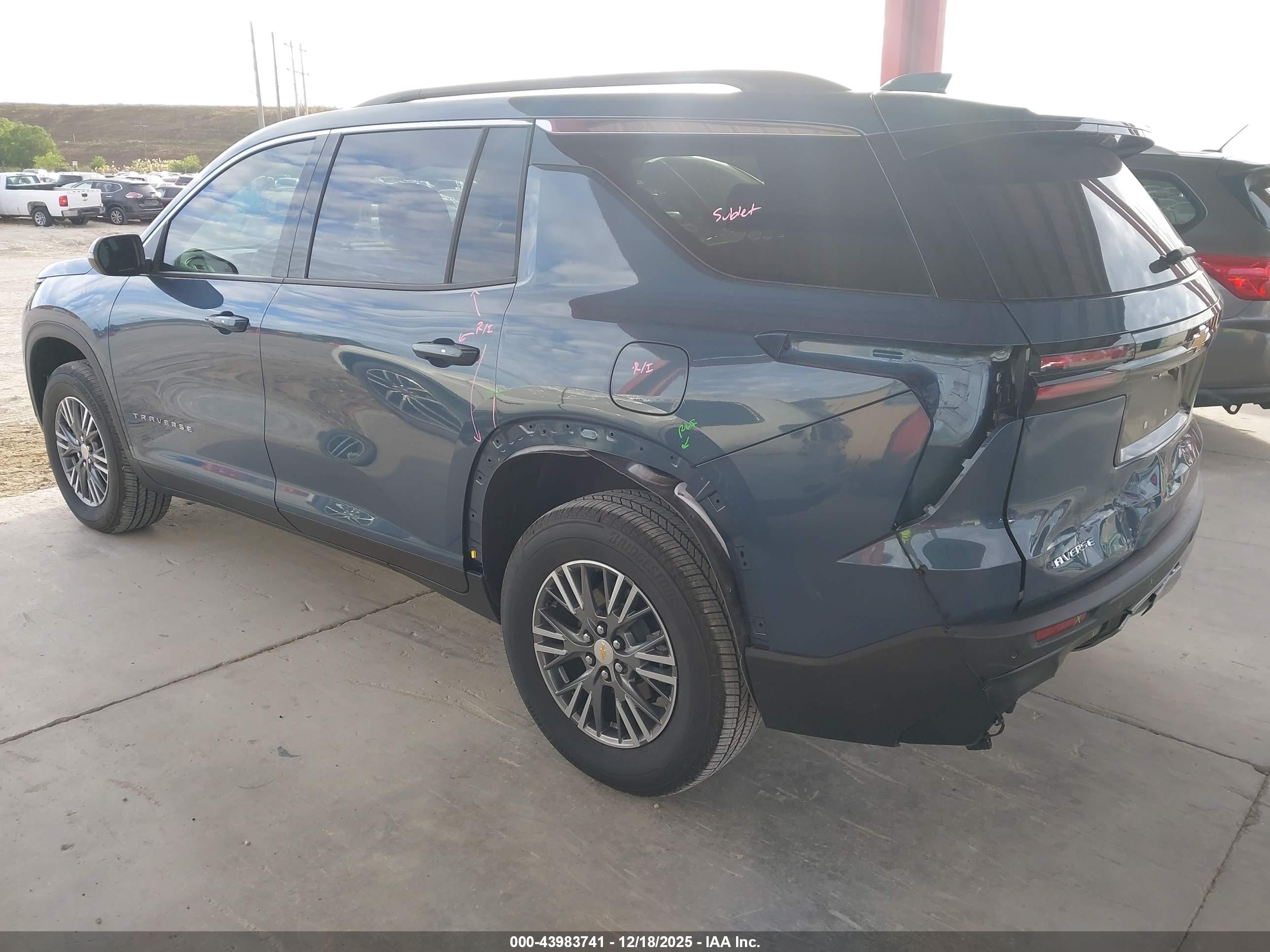 CHEVROLET TRAVERSE image 3