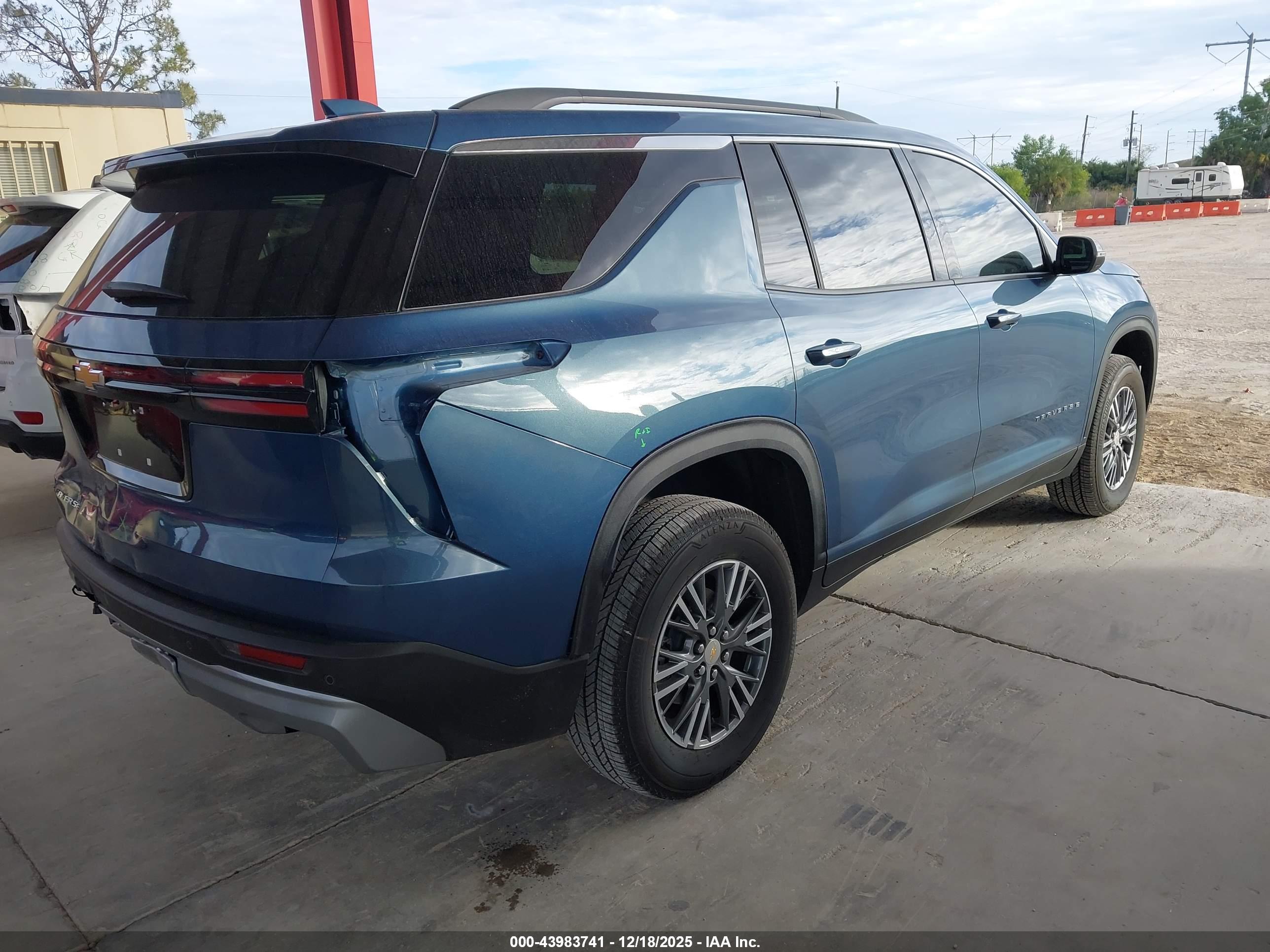 CHEVROLET TRAVERSE image 4