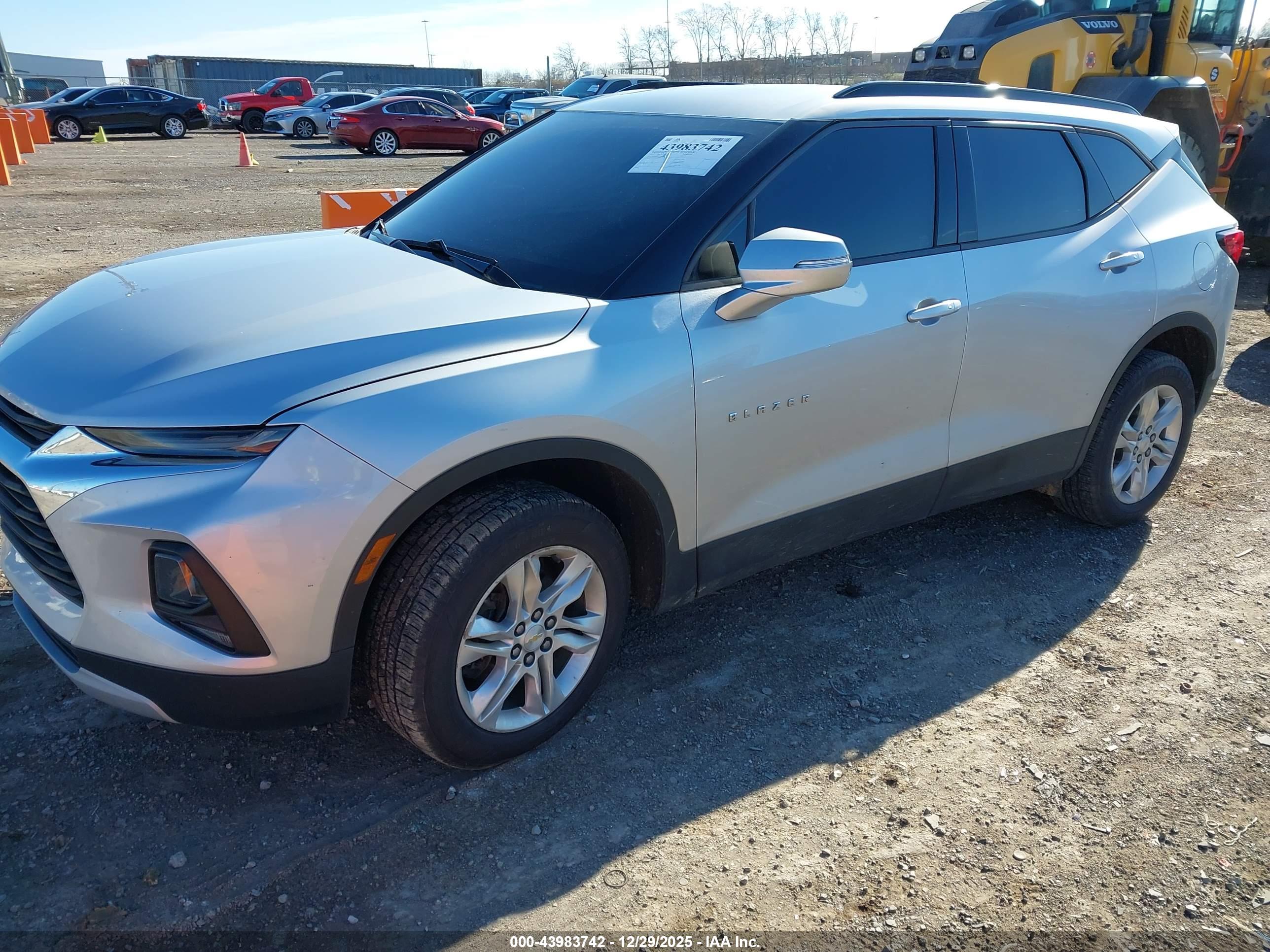 CHEVROLET BLAZER image 2