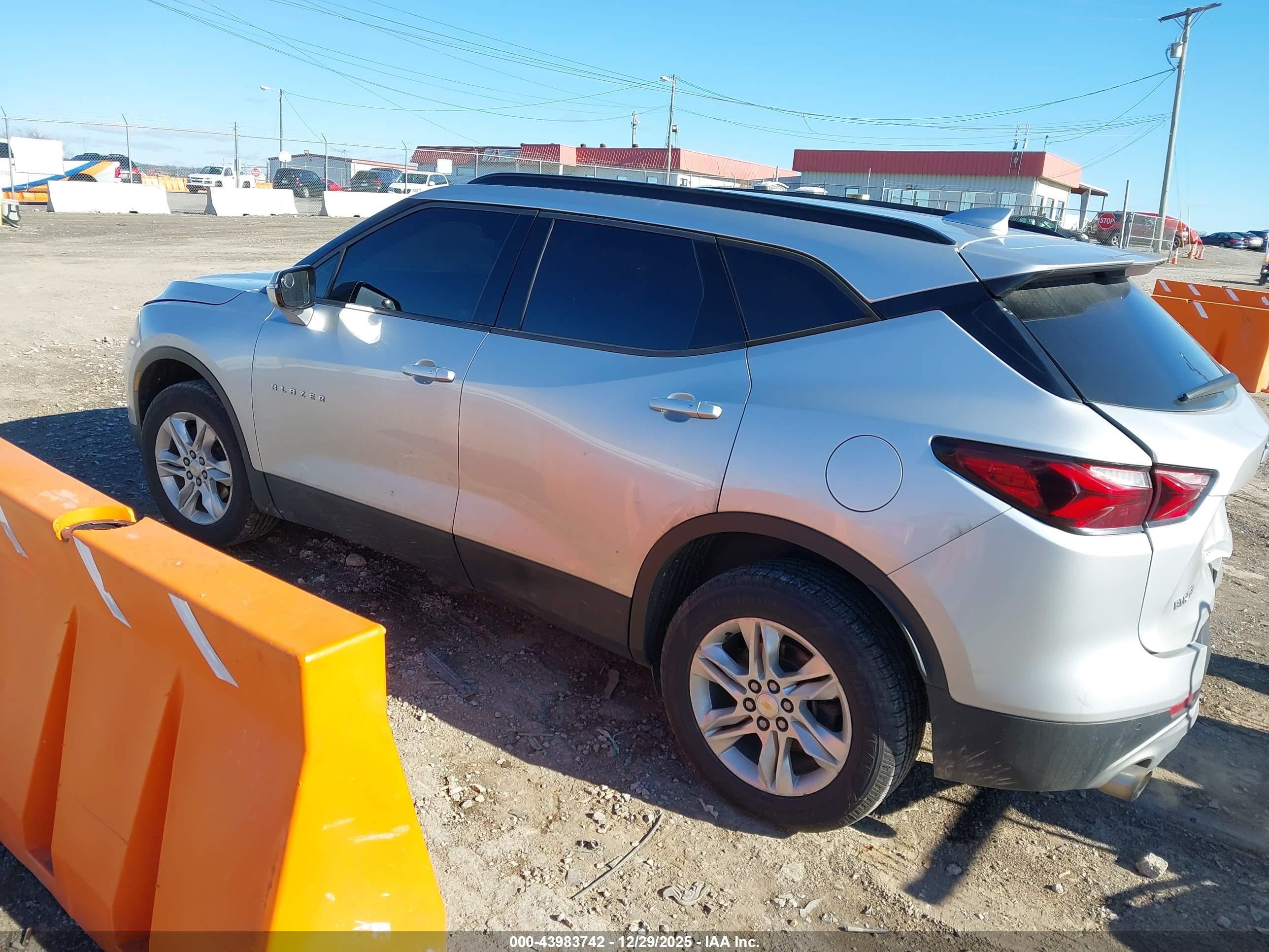 CHEVROLET BLAZER image 3