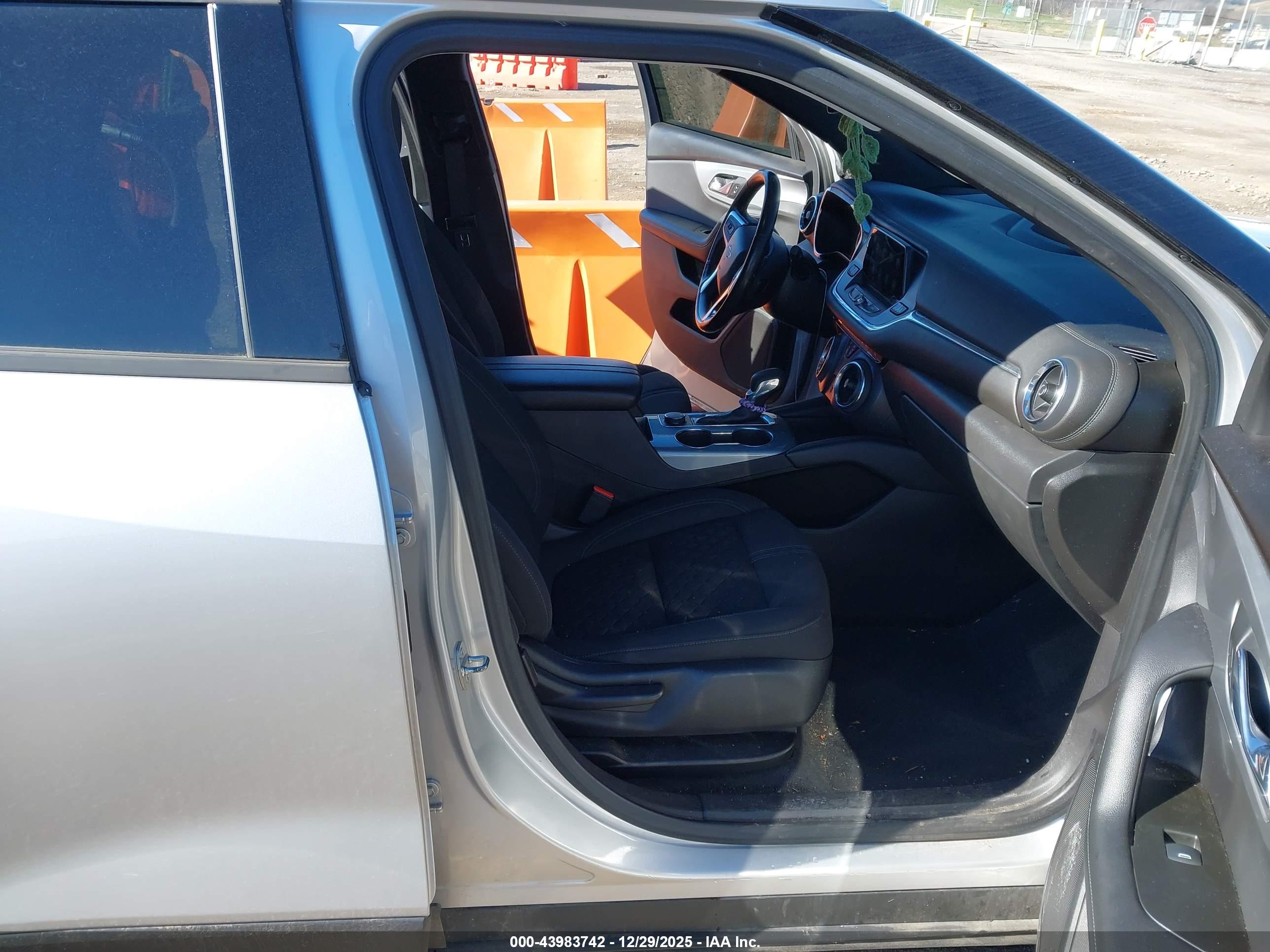 CHEVROLET BLAZER image 5
