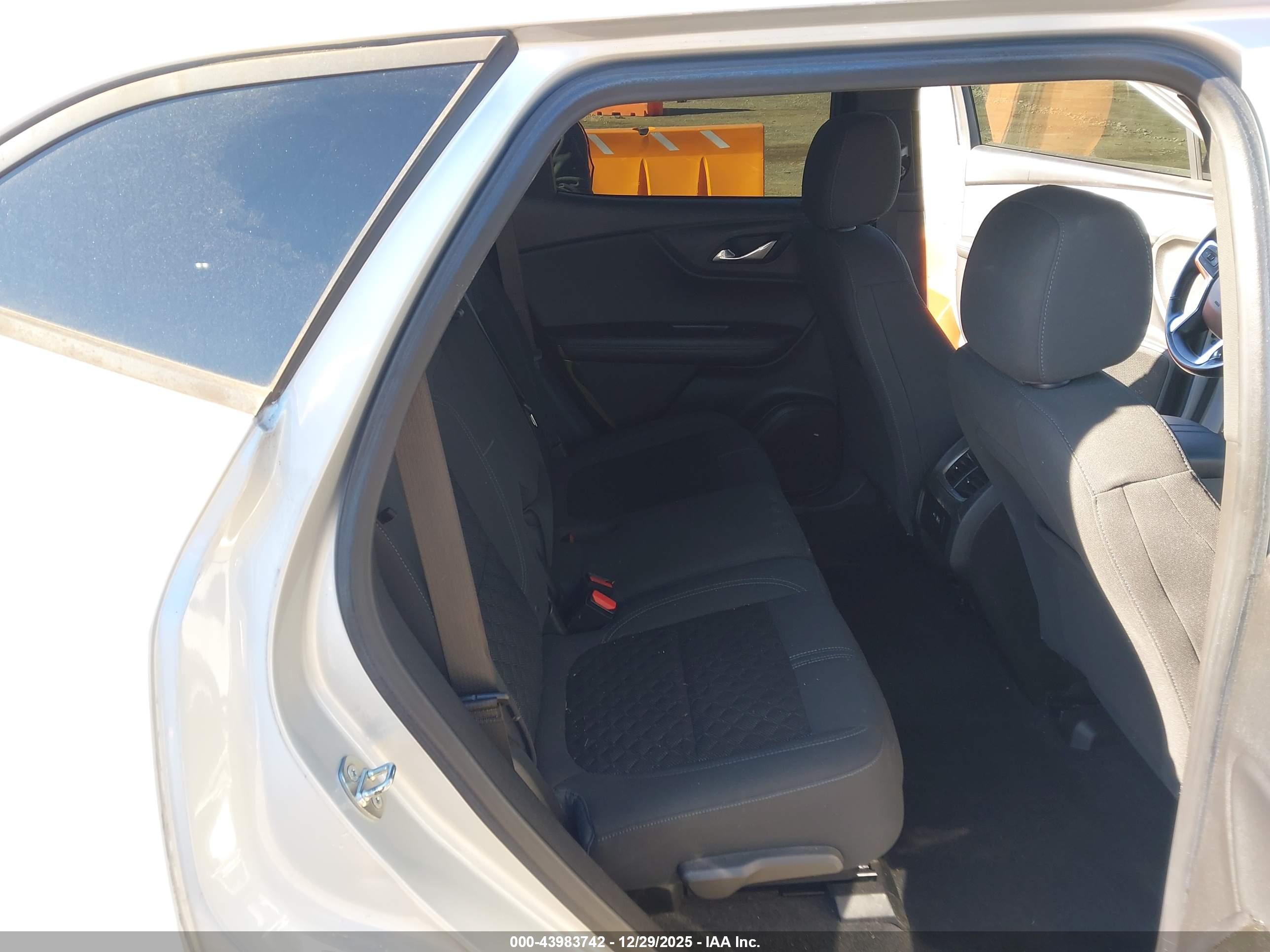 CHEVROLET BLAZER image 8