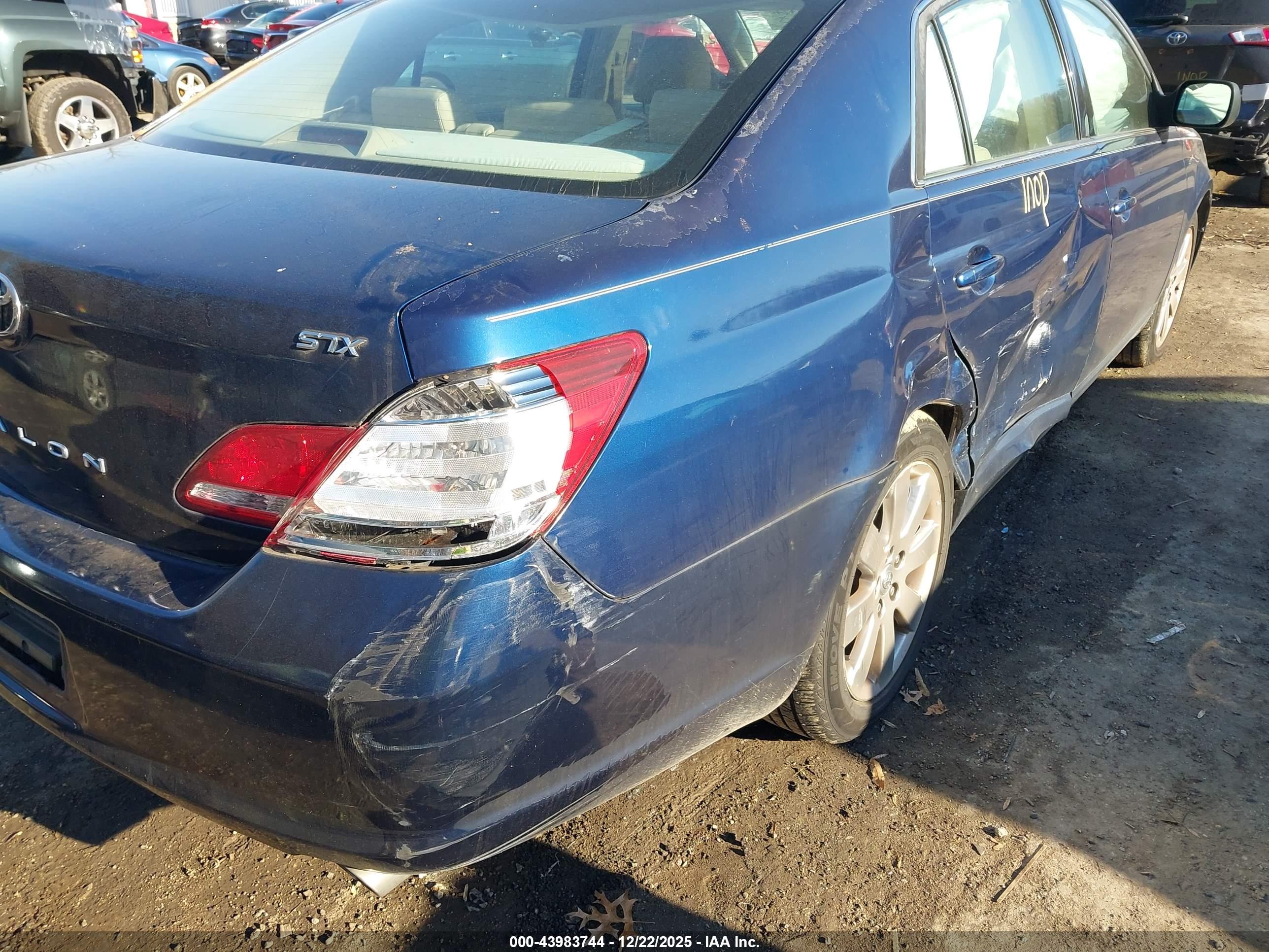 TOYOTA AVALON image 6