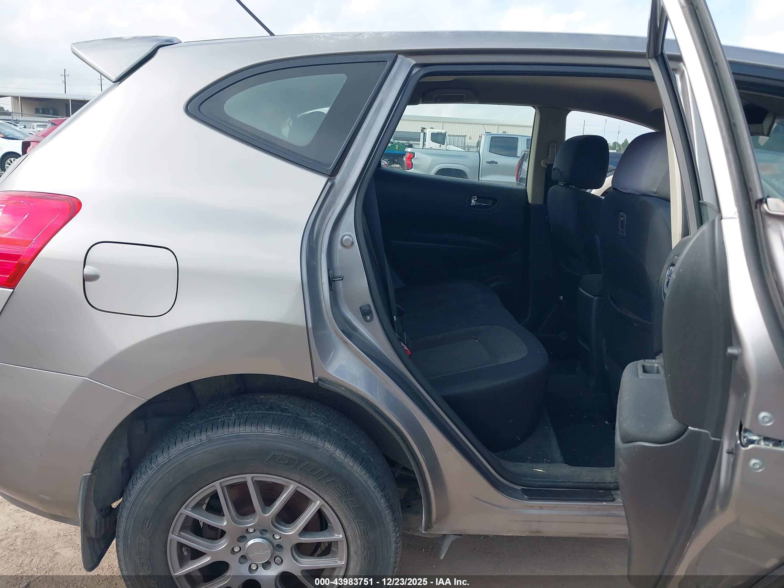 NISSAN ROGUE image 8