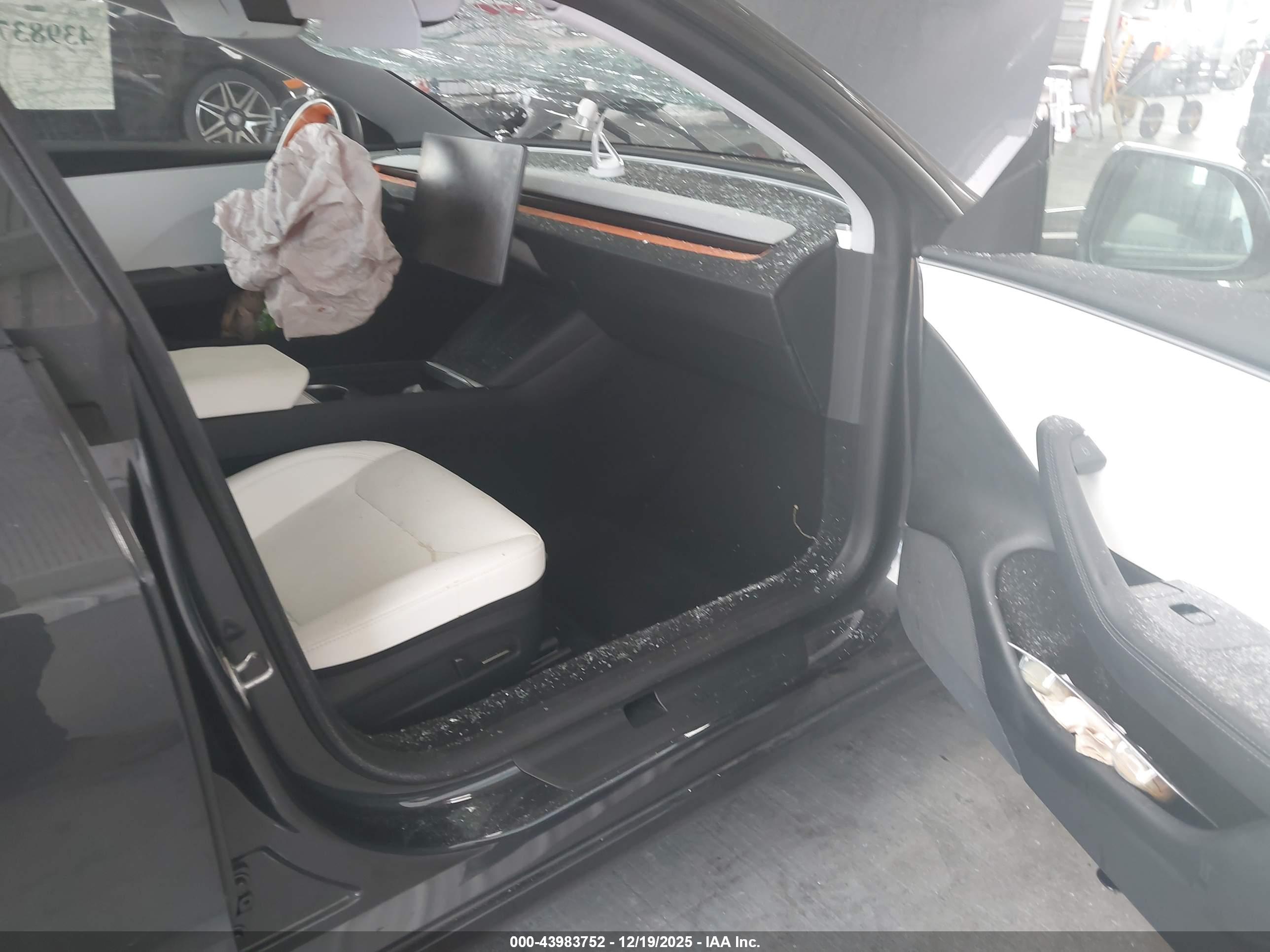 TESLA MODEL image 5